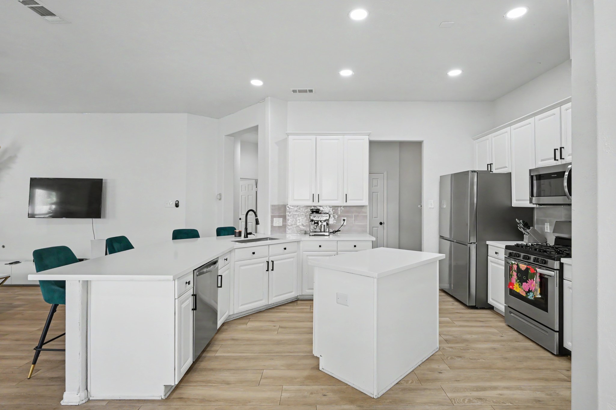 153 S Hollylaurel Circle, The Woodlands, TX 77382