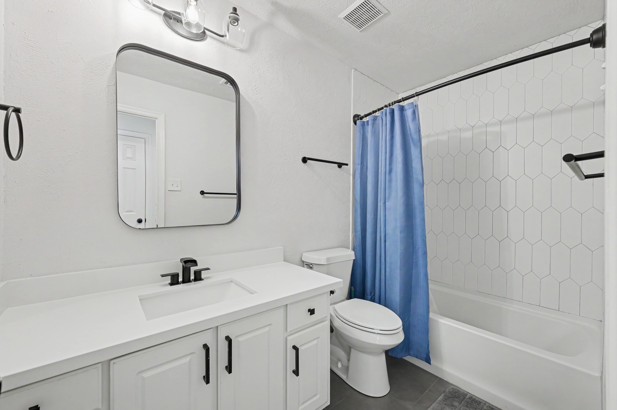 Second bath with tub/shower combination