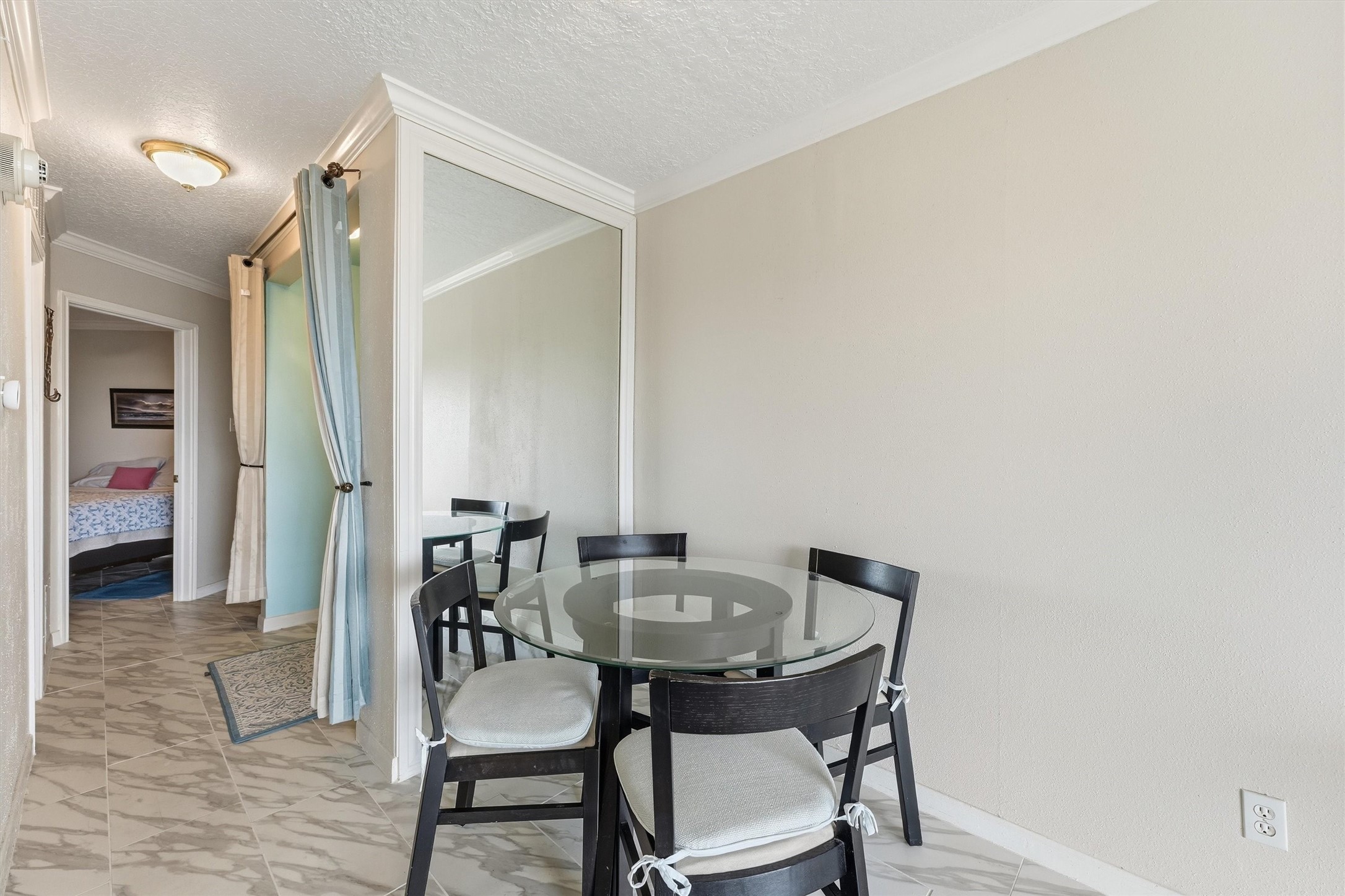 Dining area for four off the entry hall