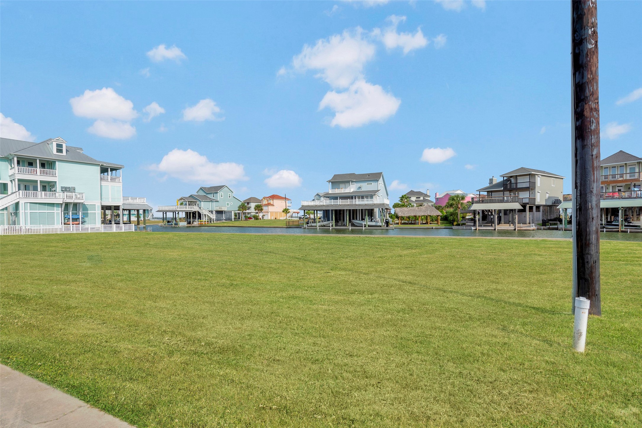 502 Neptune Circle, Tiki Island, TX 77554