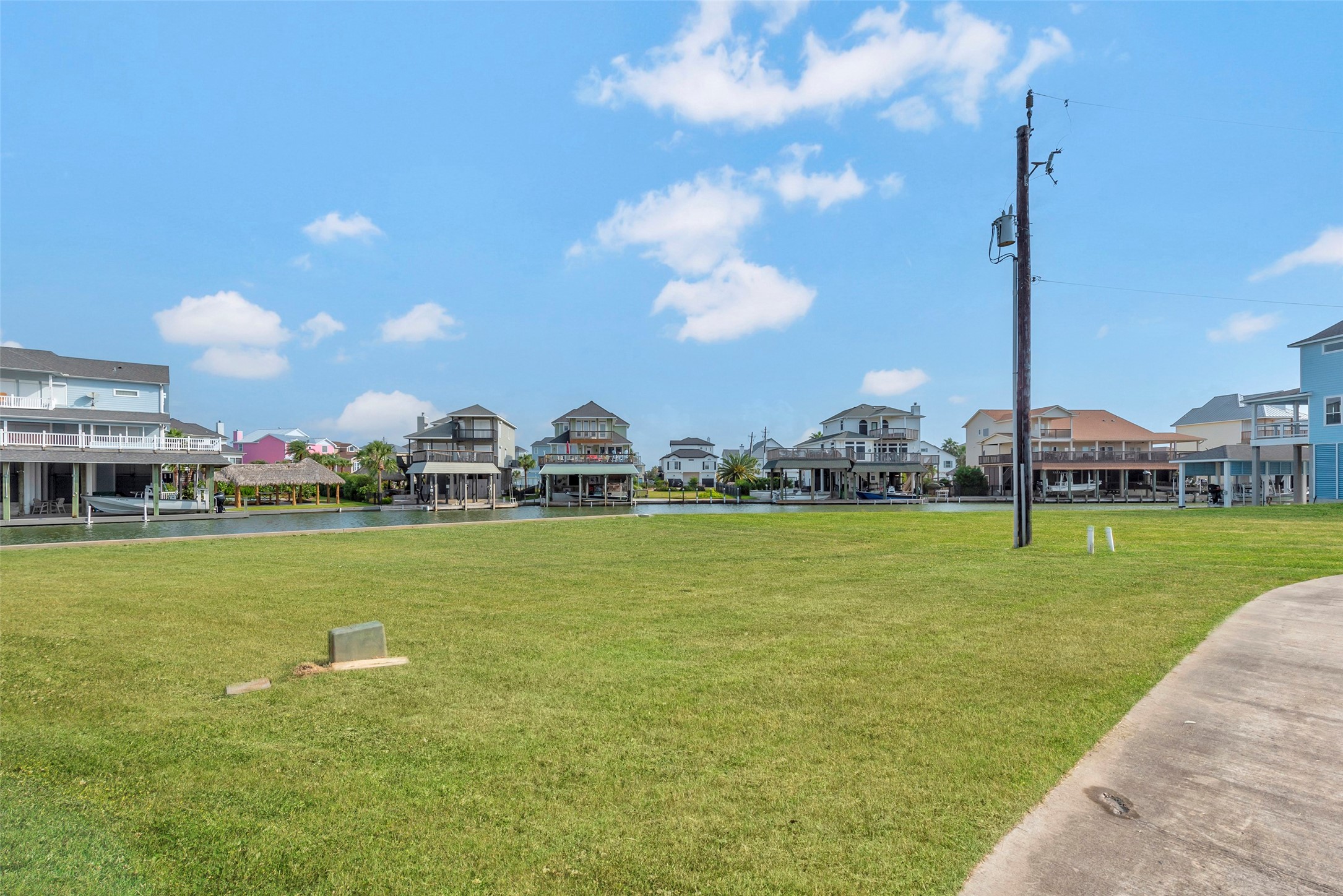 502 Neptune Circle, Tiki Island, TX 77554