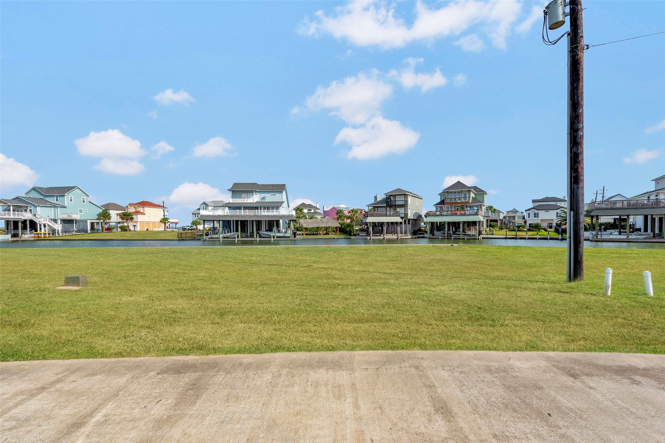 502 Neptune Circle, Tiki Island, TX 77554