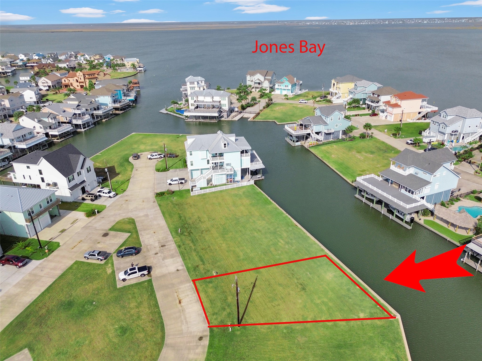 502 Neptune Circle, Tiki Island, TX 77554