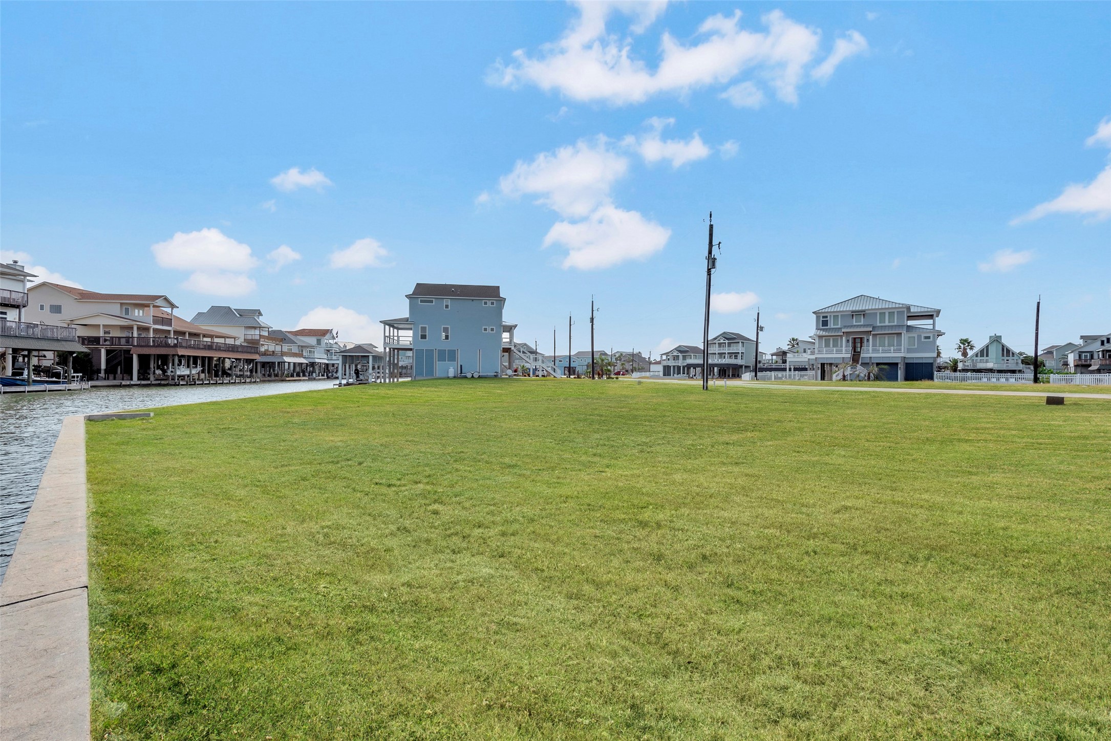 502 Neptune Circle, Tiki Island, TX 77554