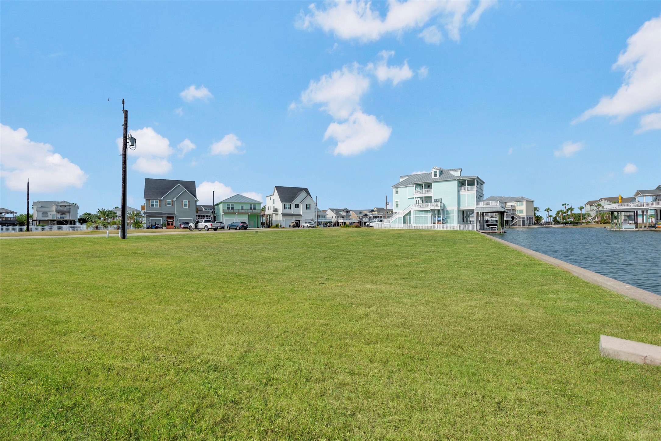 502 Neptune Circle, Tiki Island, TX 77554