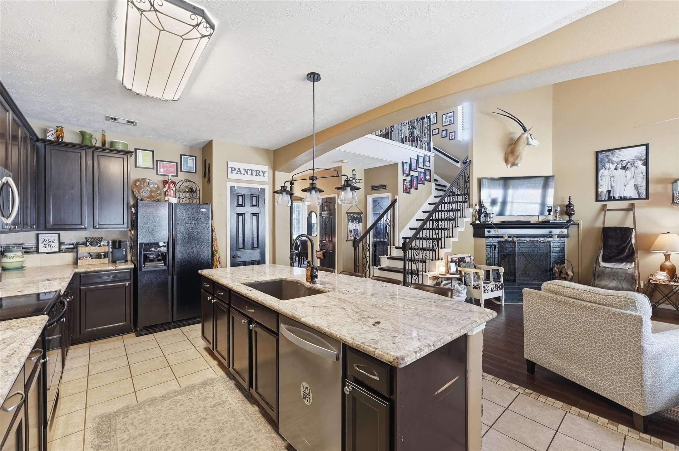 Kitchen with large island
