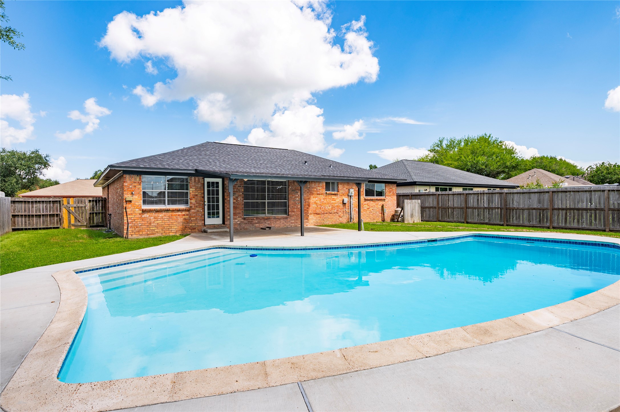 5422 Thistle Drive, Dickinson, TX 77539