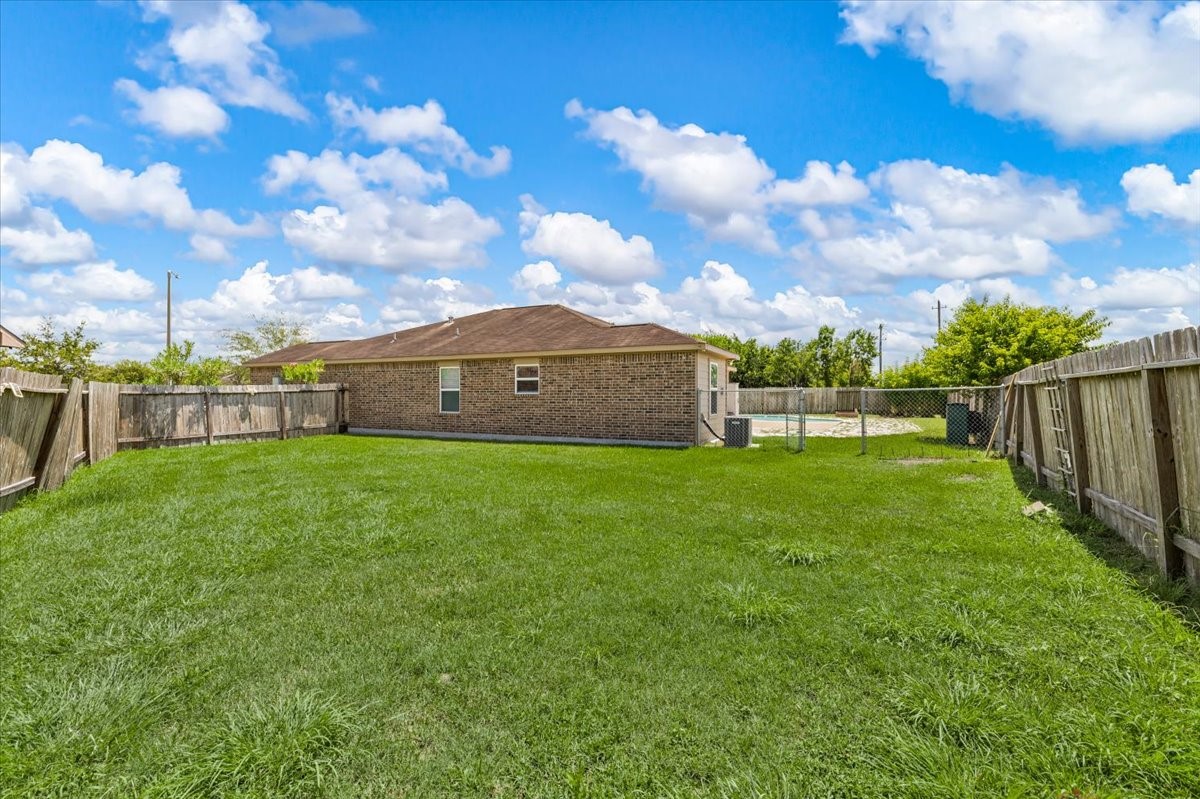Completely fenced in grassy area on the opposite side of the pool, for dogs or garden!
