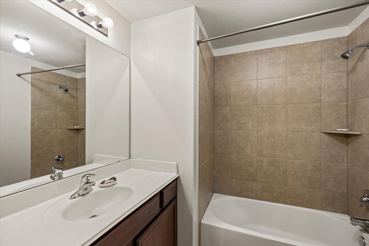 Secondary Bathroom, with tub/shower combo
