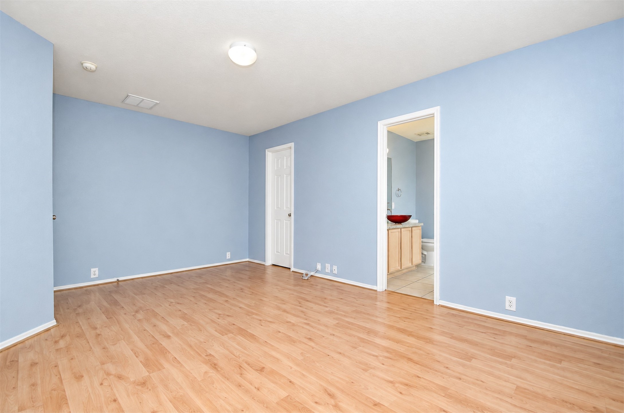 Master Bedroom
***Property is vacant. Photo digitally enhanced with AI; lighting, color, and ceiling appearance adjusted. ***