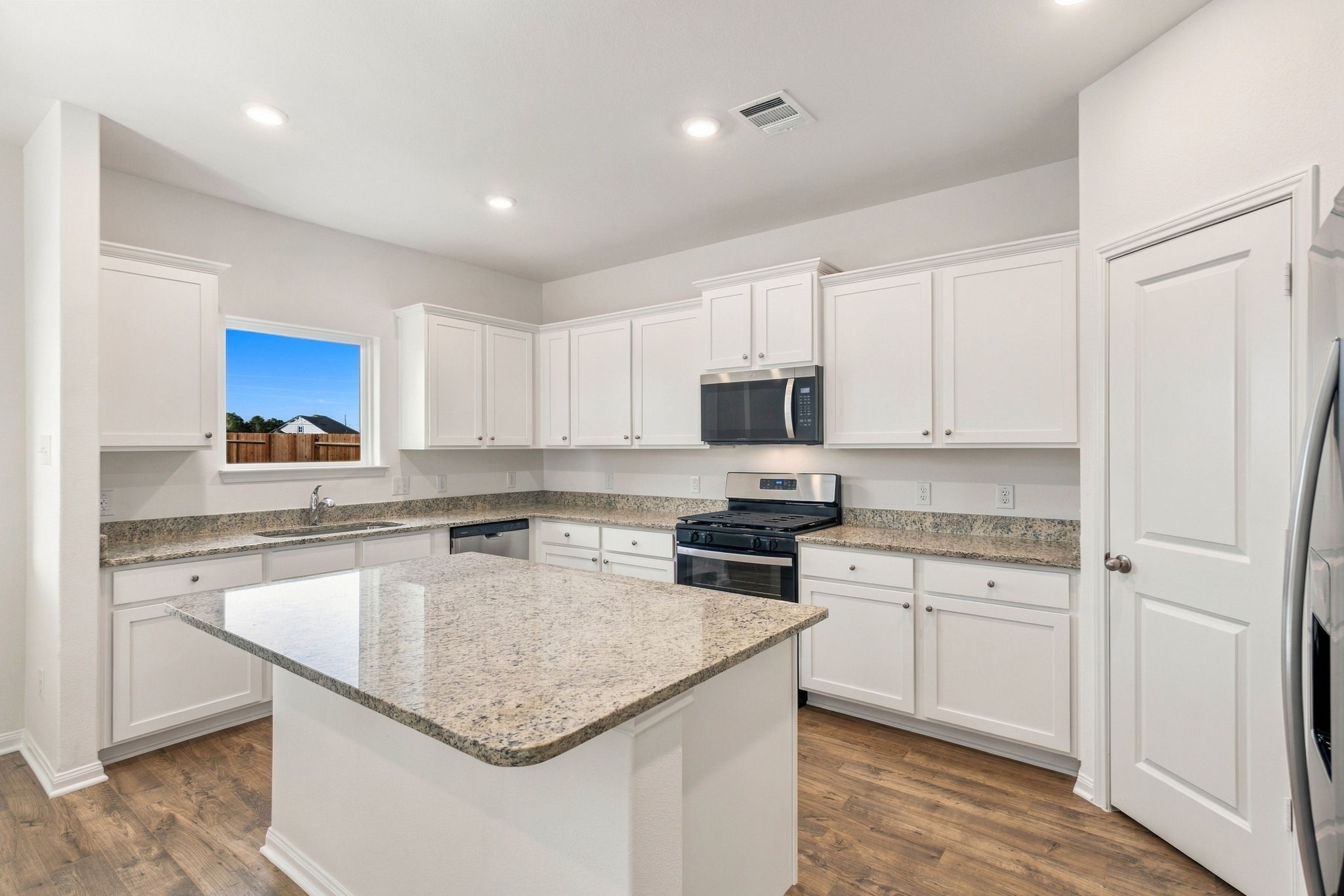 8938 Mystery Stone Drive, Iowa Colony, TX 77583