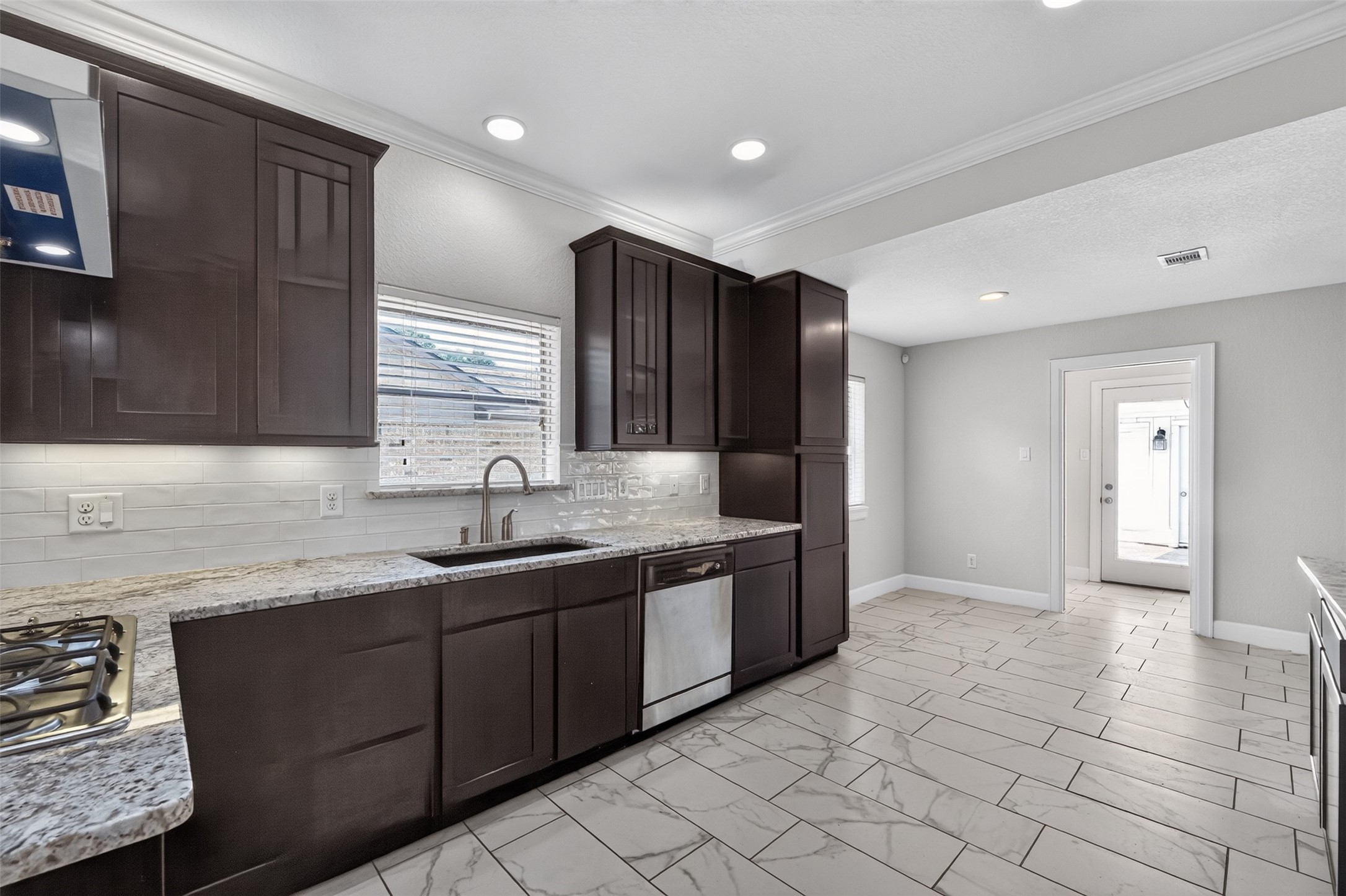 4023 Bayou Grove Drive, Seabrook, TX 77586