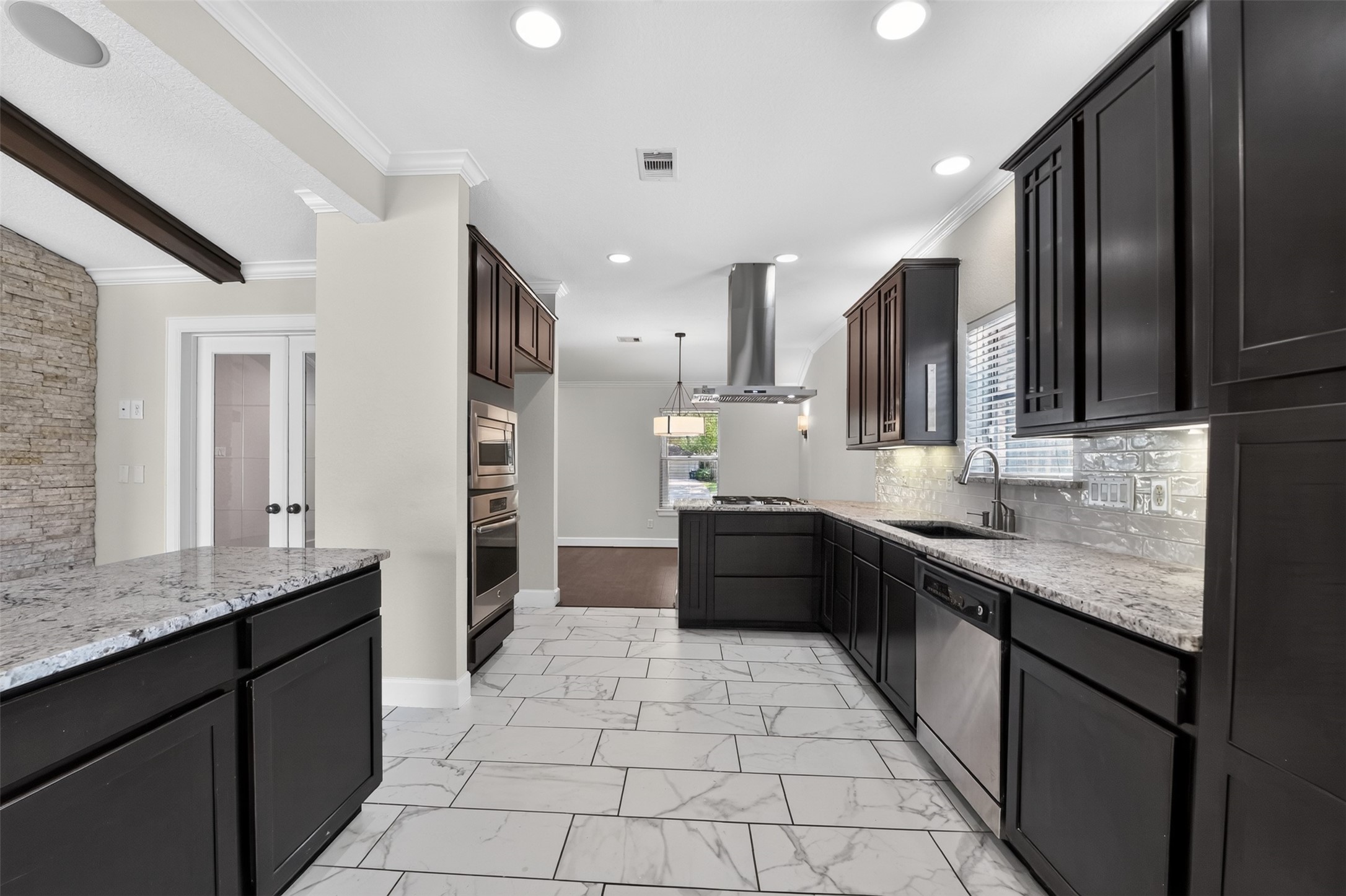 4023 Bayou Grove Drive, Seabrook, TX 77586