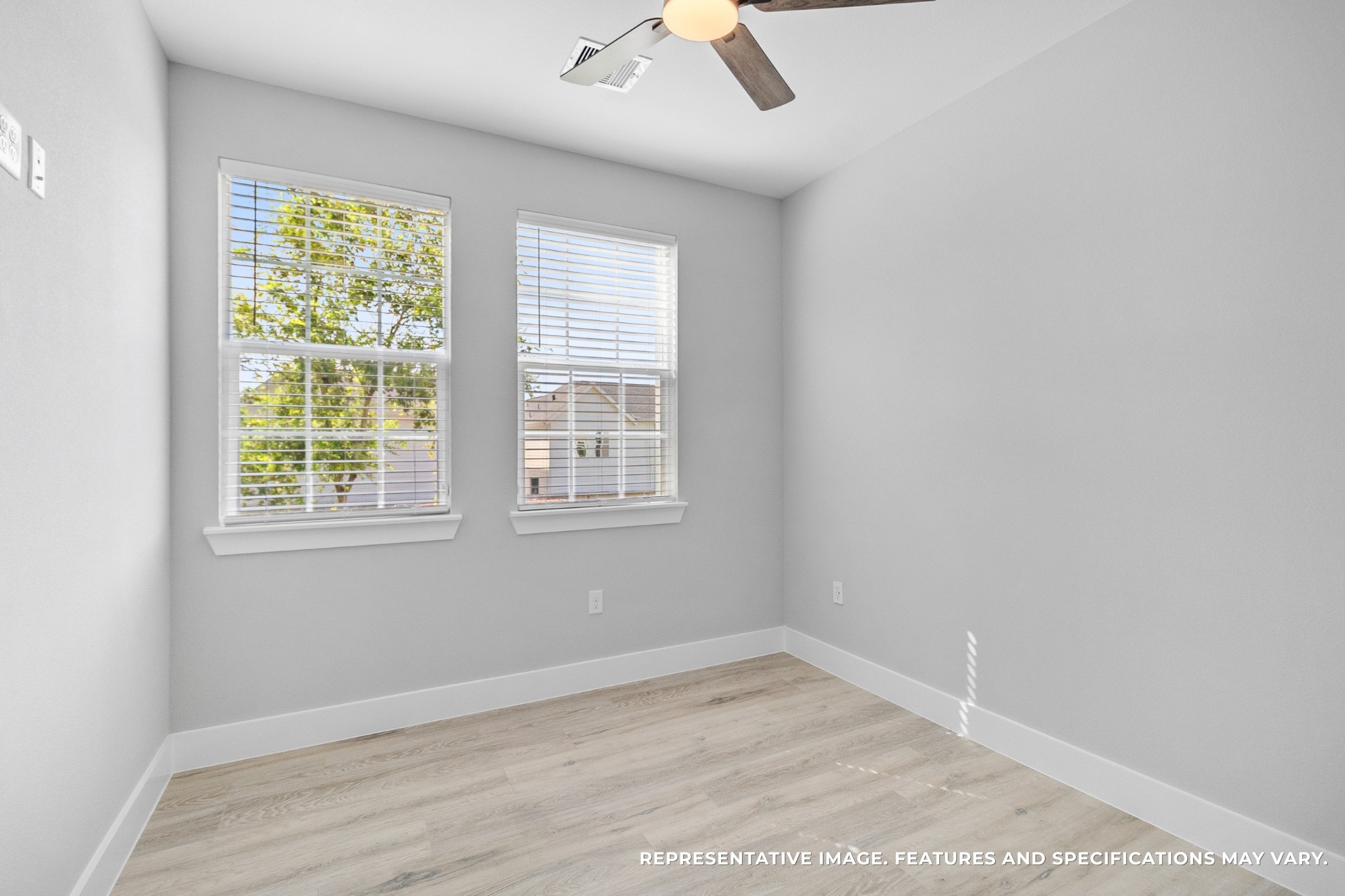 Your secondary bedroom feels bright and comfortable, the perfect retreat for guests, a home office, or a creative space that adapts to your needs.