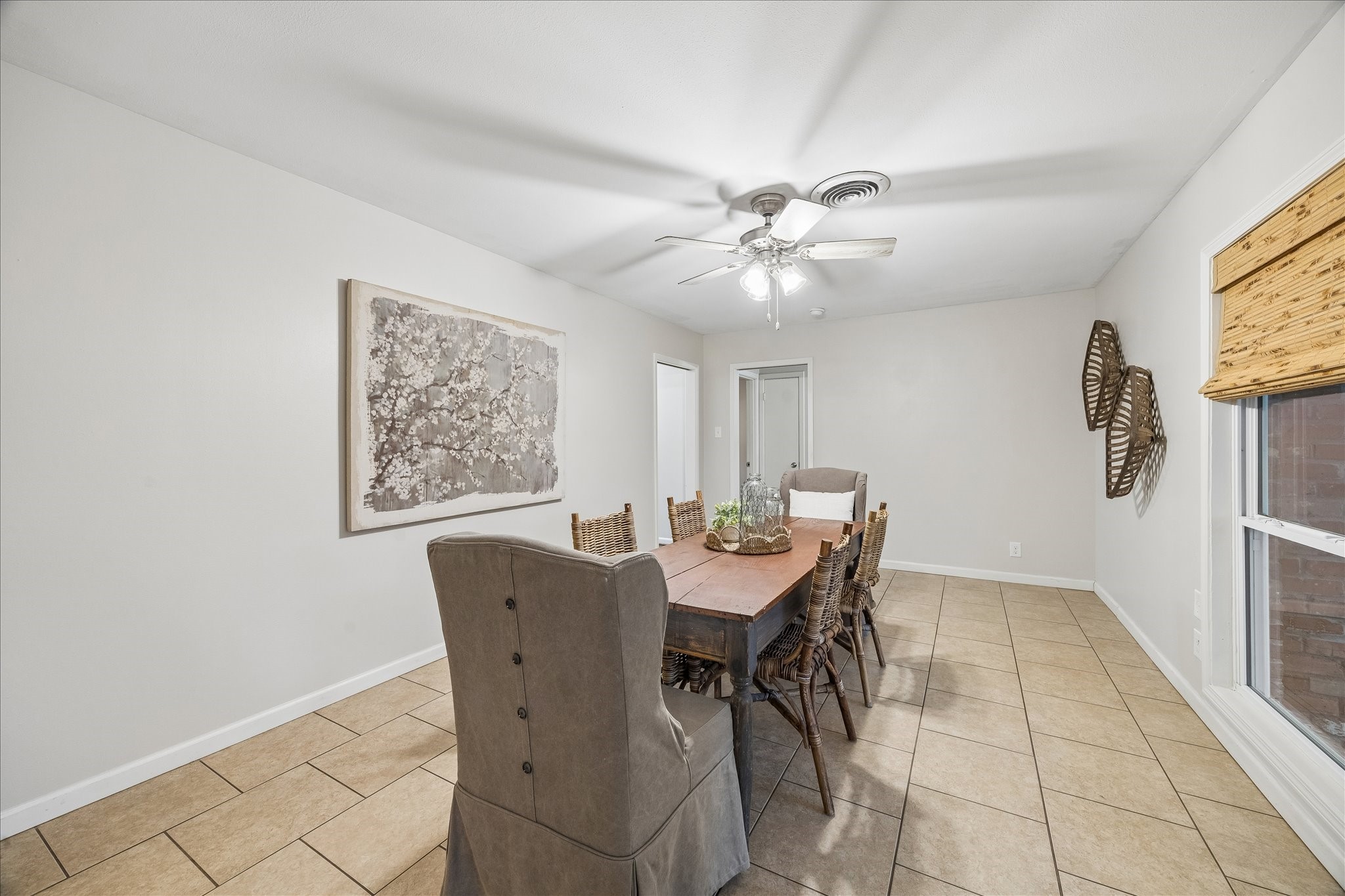Large breakfast/dining room