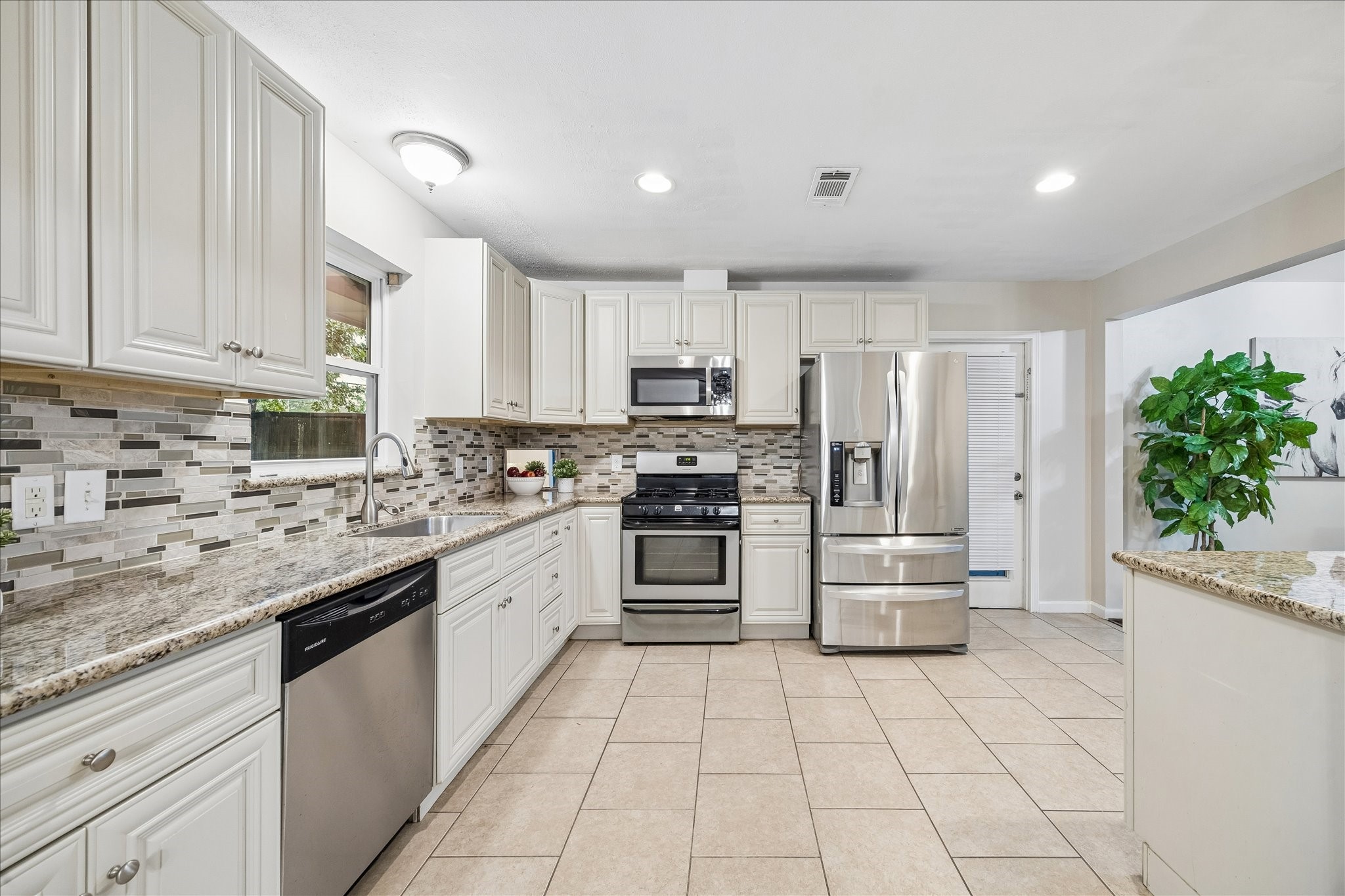 beautiful updated kitchen. beautiful updated kitchen.