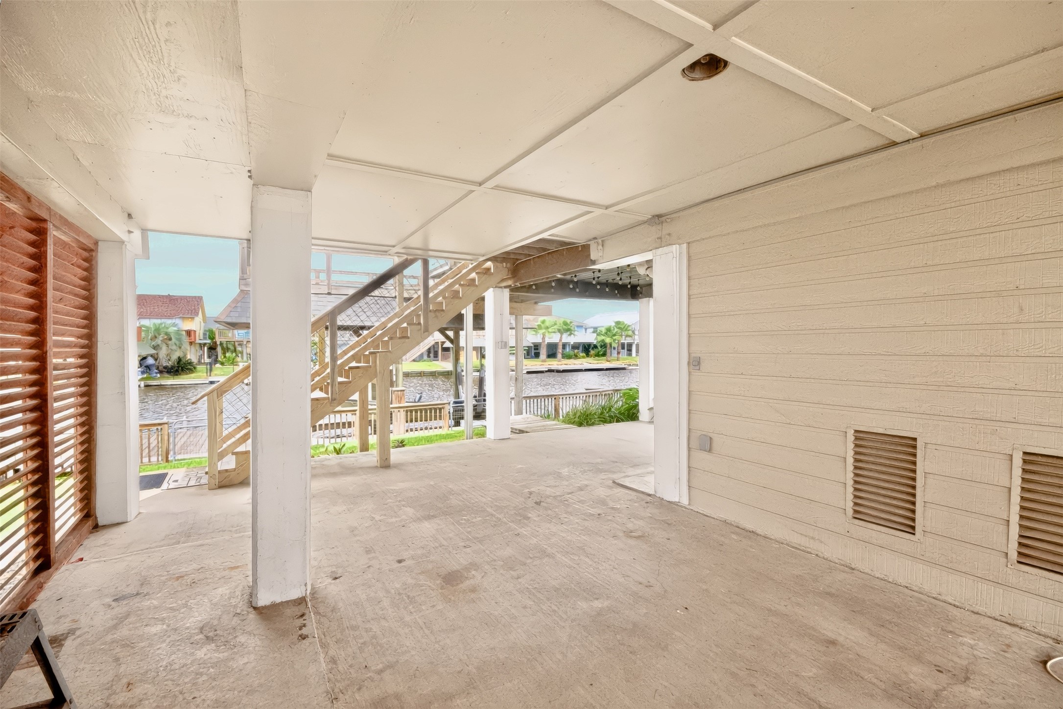AMAZING AREA UNDER HOUSE WITH SHADE FOR ENTERTAINING GUESTS OR CAN STORING YOUR  TOYS HERE