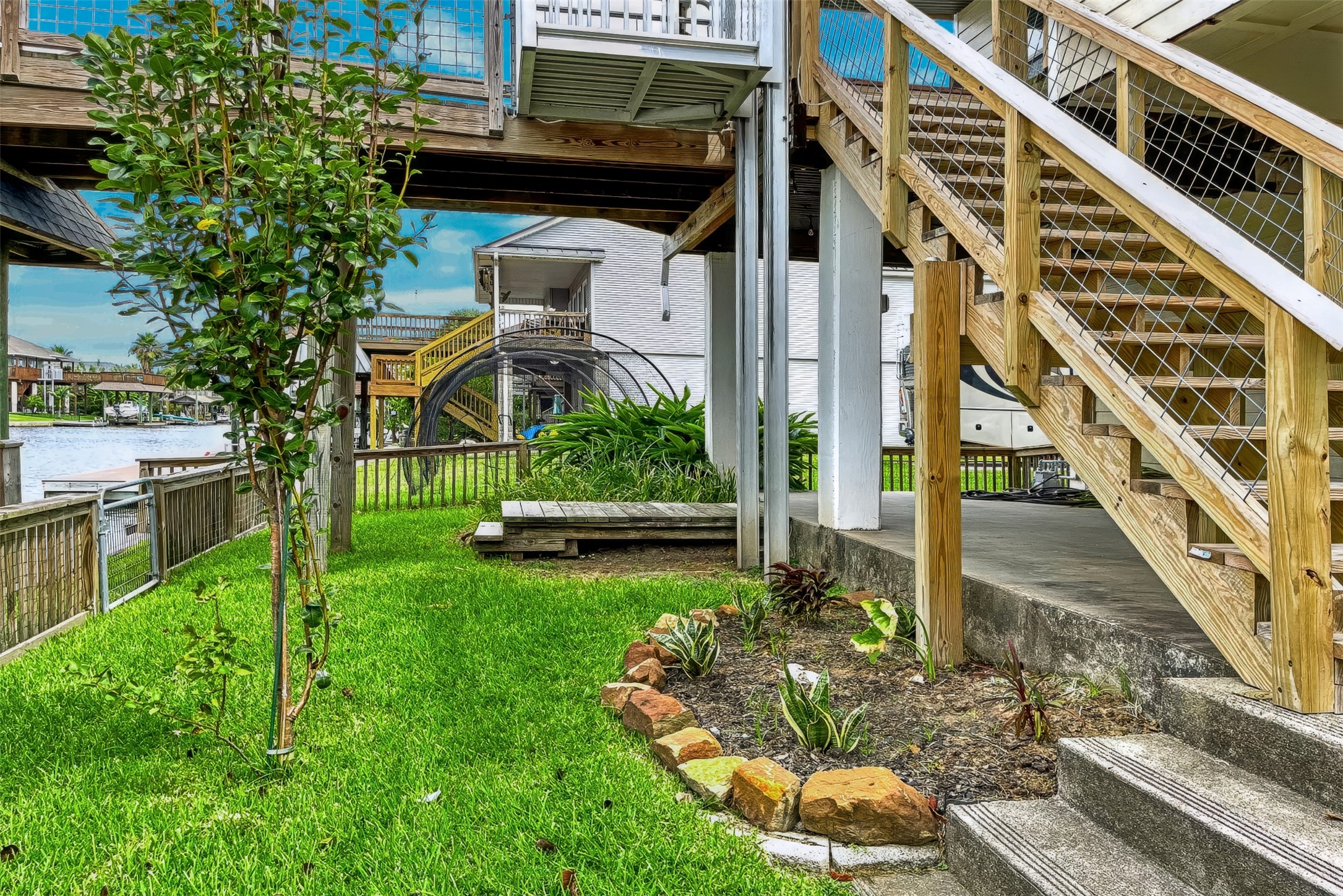 LOVELY FENCED IN YARD FOR YOUR PETS