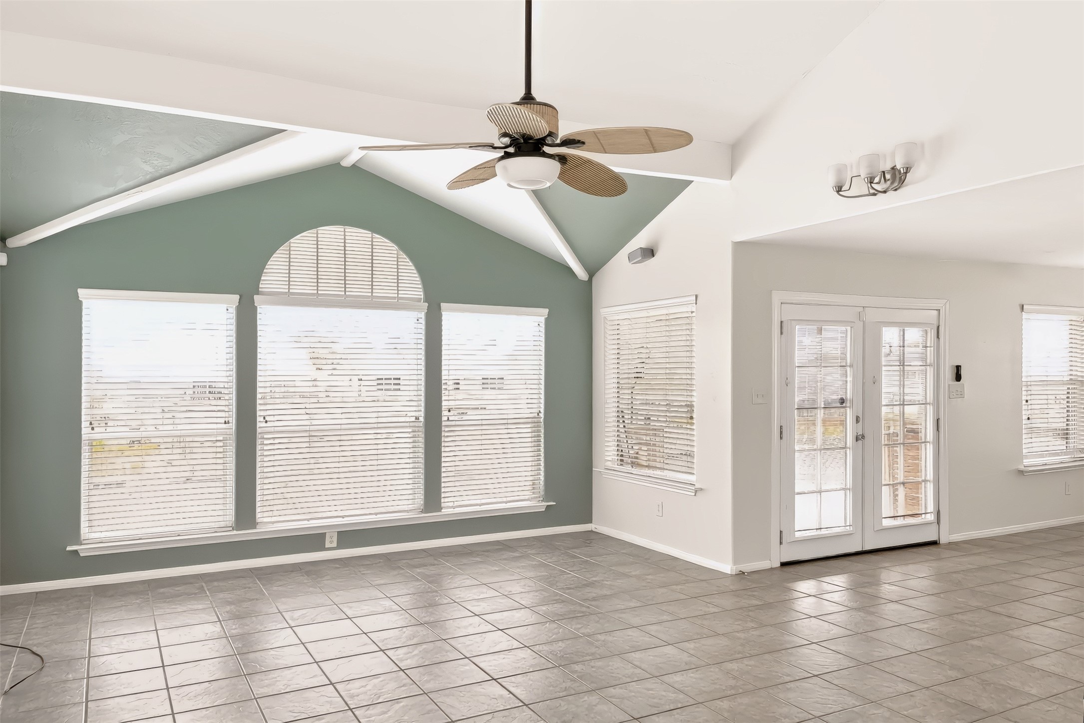 HIGH CEILINGS AND GREAT VIEWS