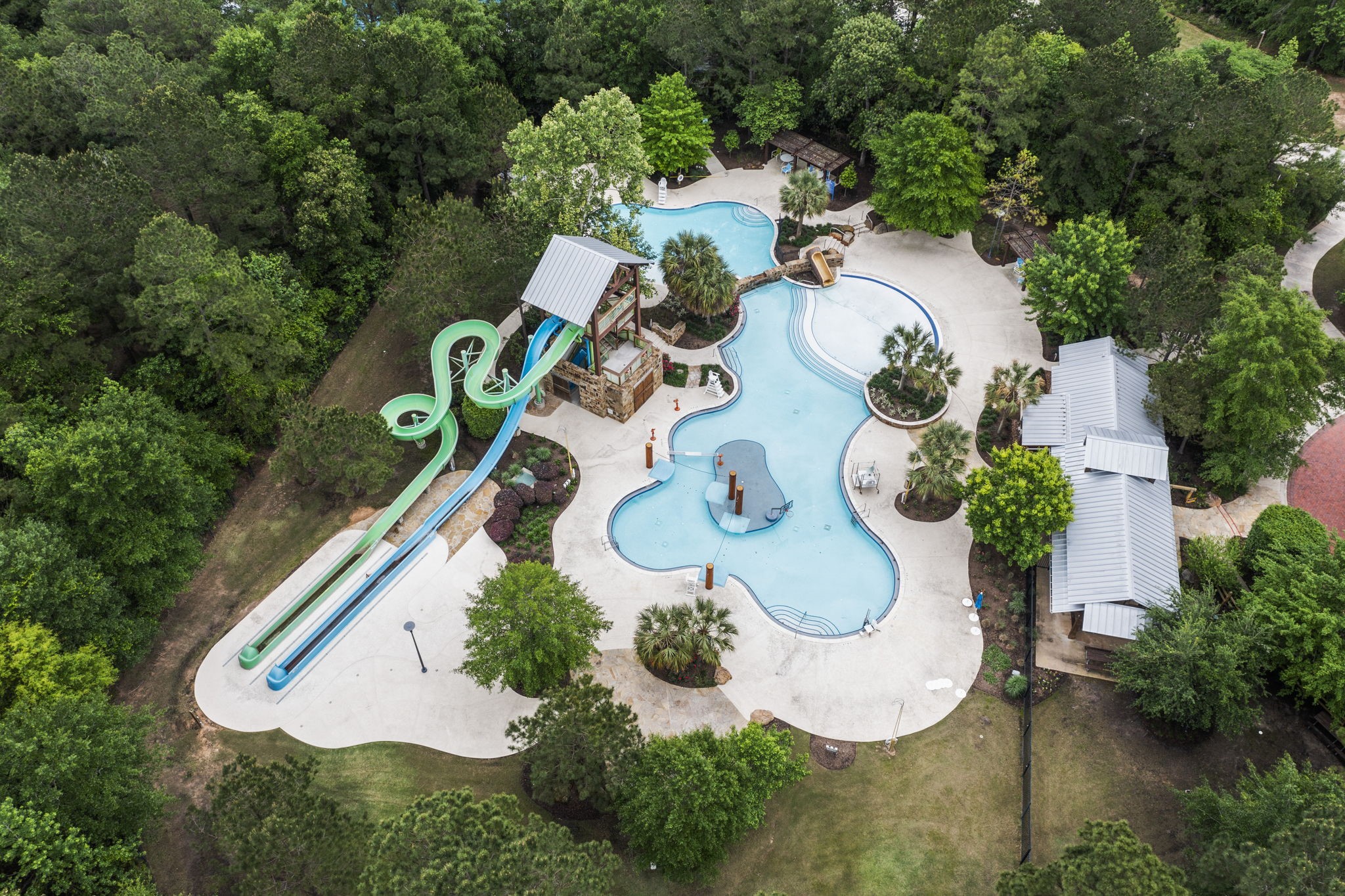 Discover the incredible Woodforest lifestyle, offering endless amenities, beautiful parks, scenic walking and biking trails, resort-style pools, splash pads, and year-round community activities! Enjoy the convenience of Harvest Market, restaurants, coffee shops, shopping, and so much moreall just minutes away or a short golf cart ride from home!