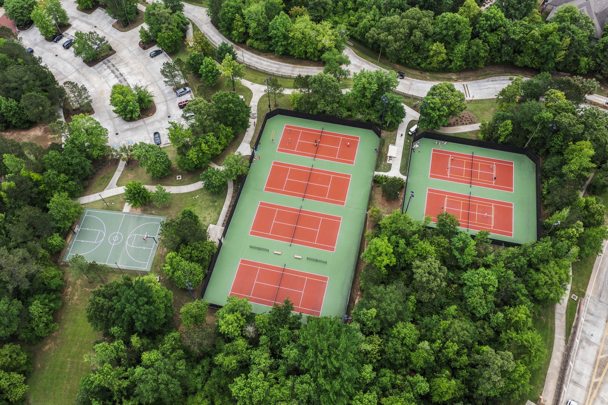 Discover the incredible Woodforest lifestyle, offering endless amenities, beautiful parks, scenic walking and biking trails, resort-style pools, splash pads, and year-round community activities! Enjoy the convenience of Harvest Market, restaurants, coffee shops, shopping, and so much moreall just minutes away or a short golf cart ride from home!