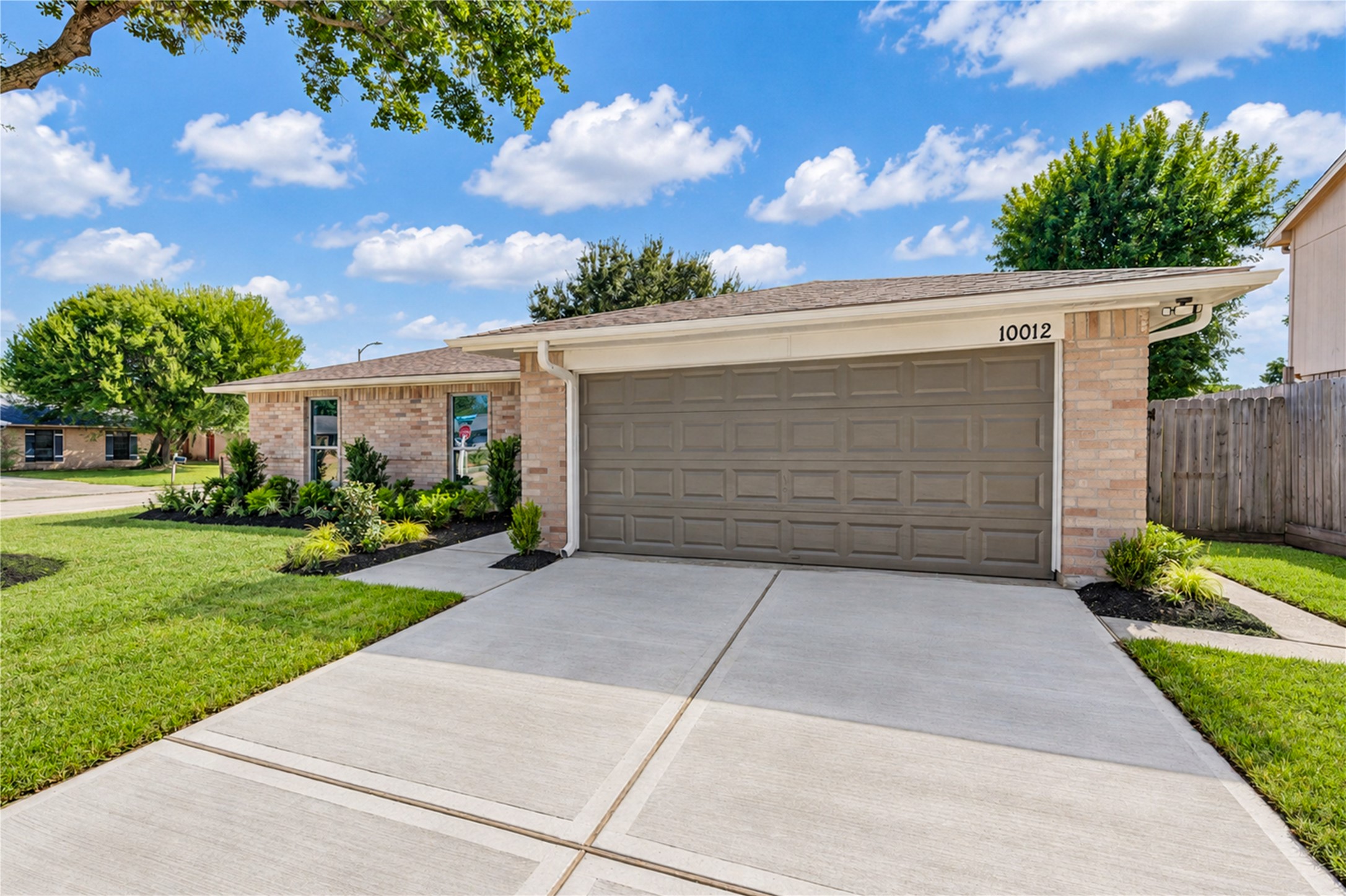 10012 Hummingbird Street, La Porte, TX 77571