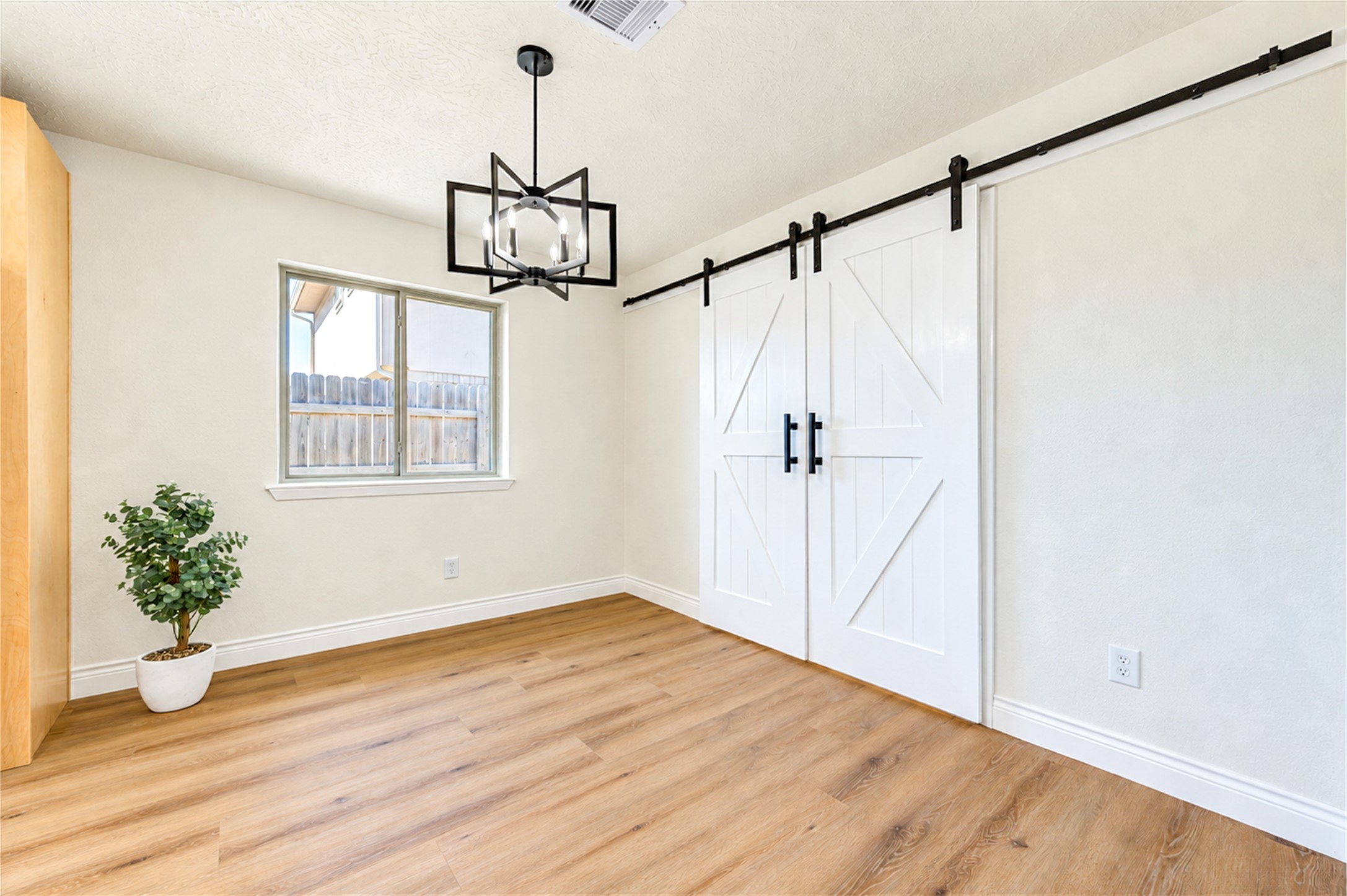10012 Hummingbird Street, La Porte, TX 77571