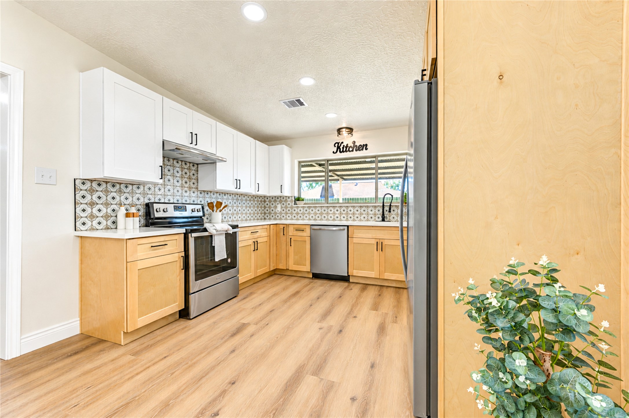 10012 Hummingbird Street, La Porte, TX 77571