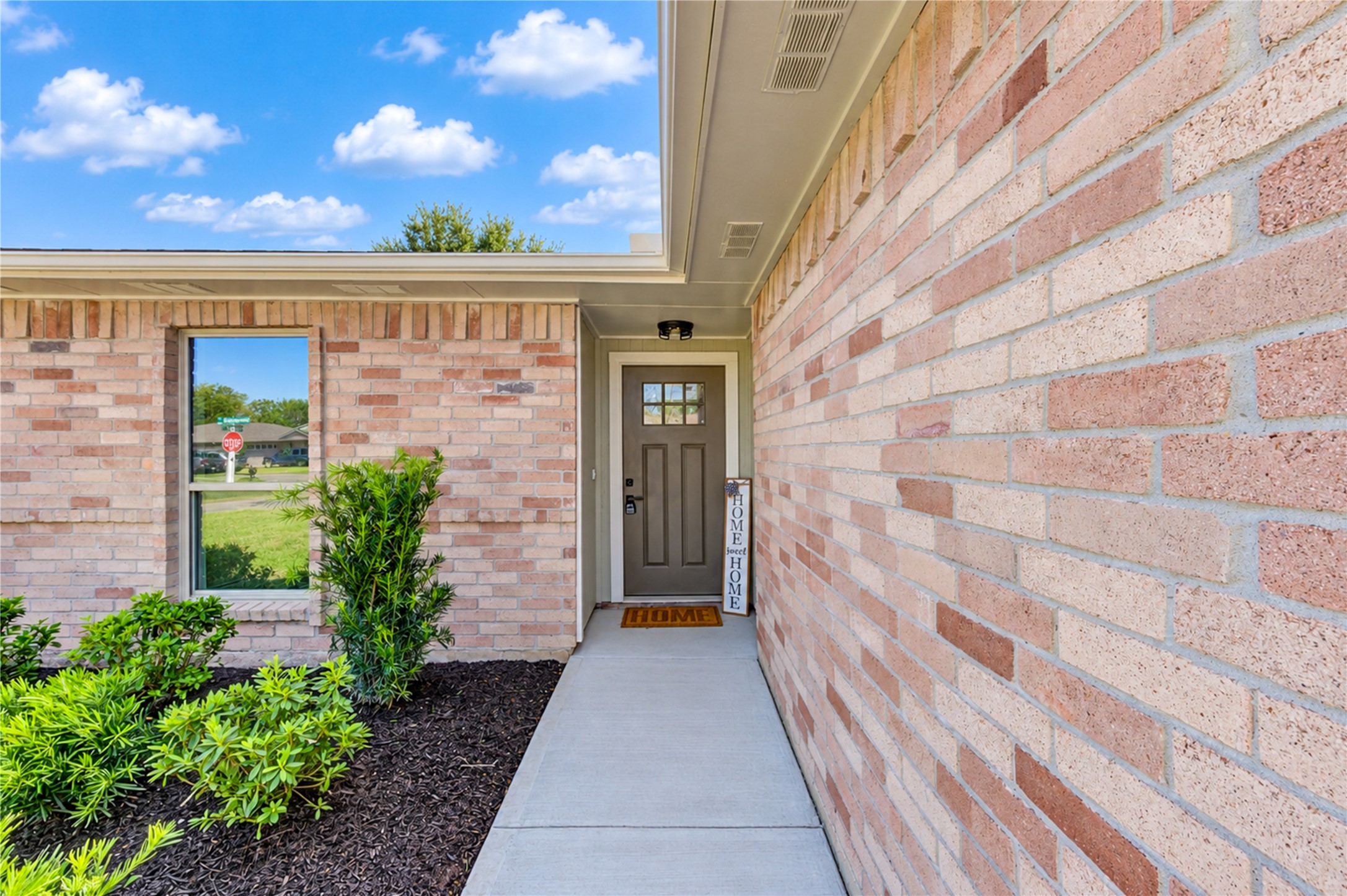 10012 Hummingbird Street, La Porte, TX 77571