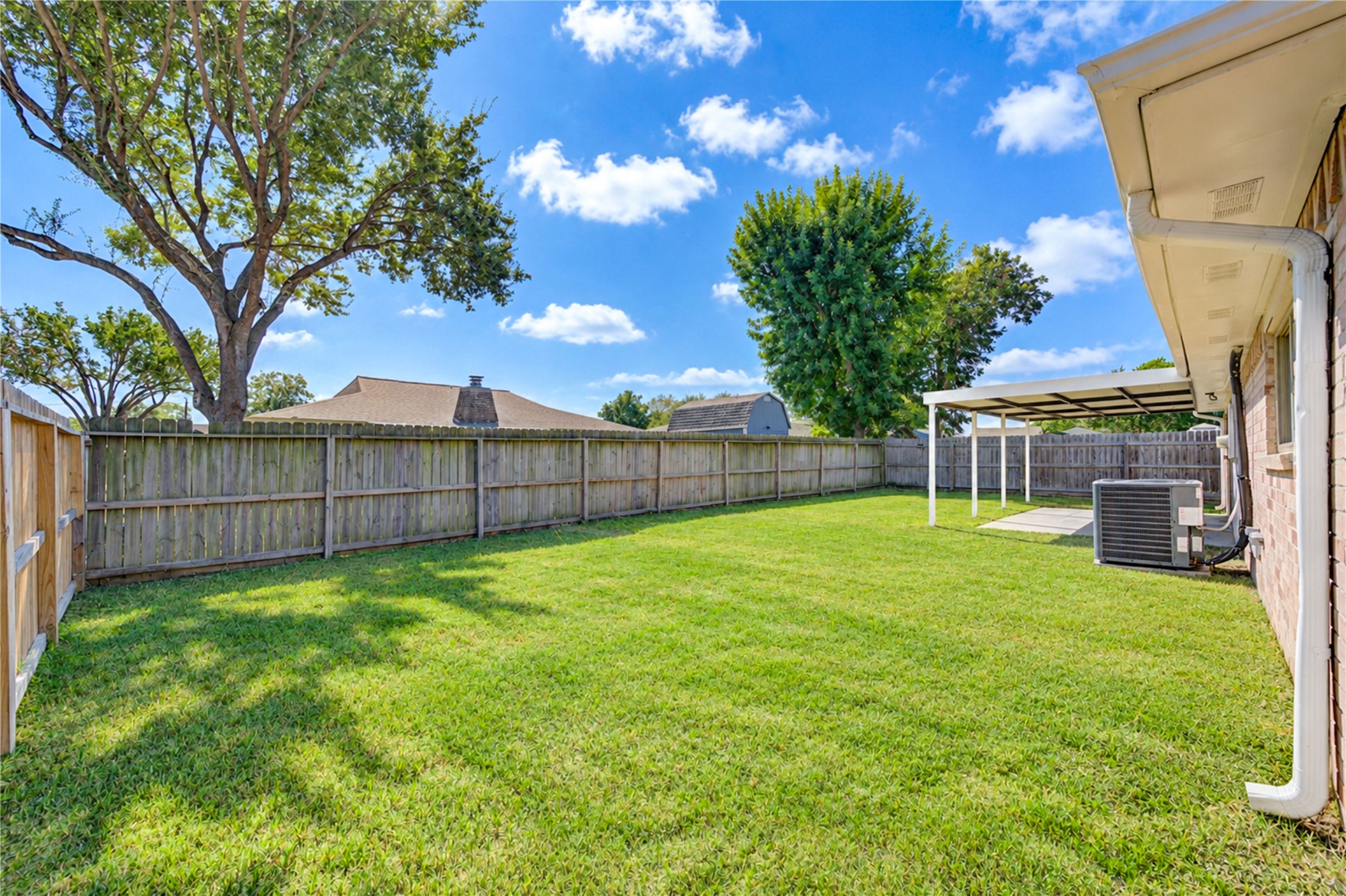10012 Hummingbird Street, La Porte, TX 77571