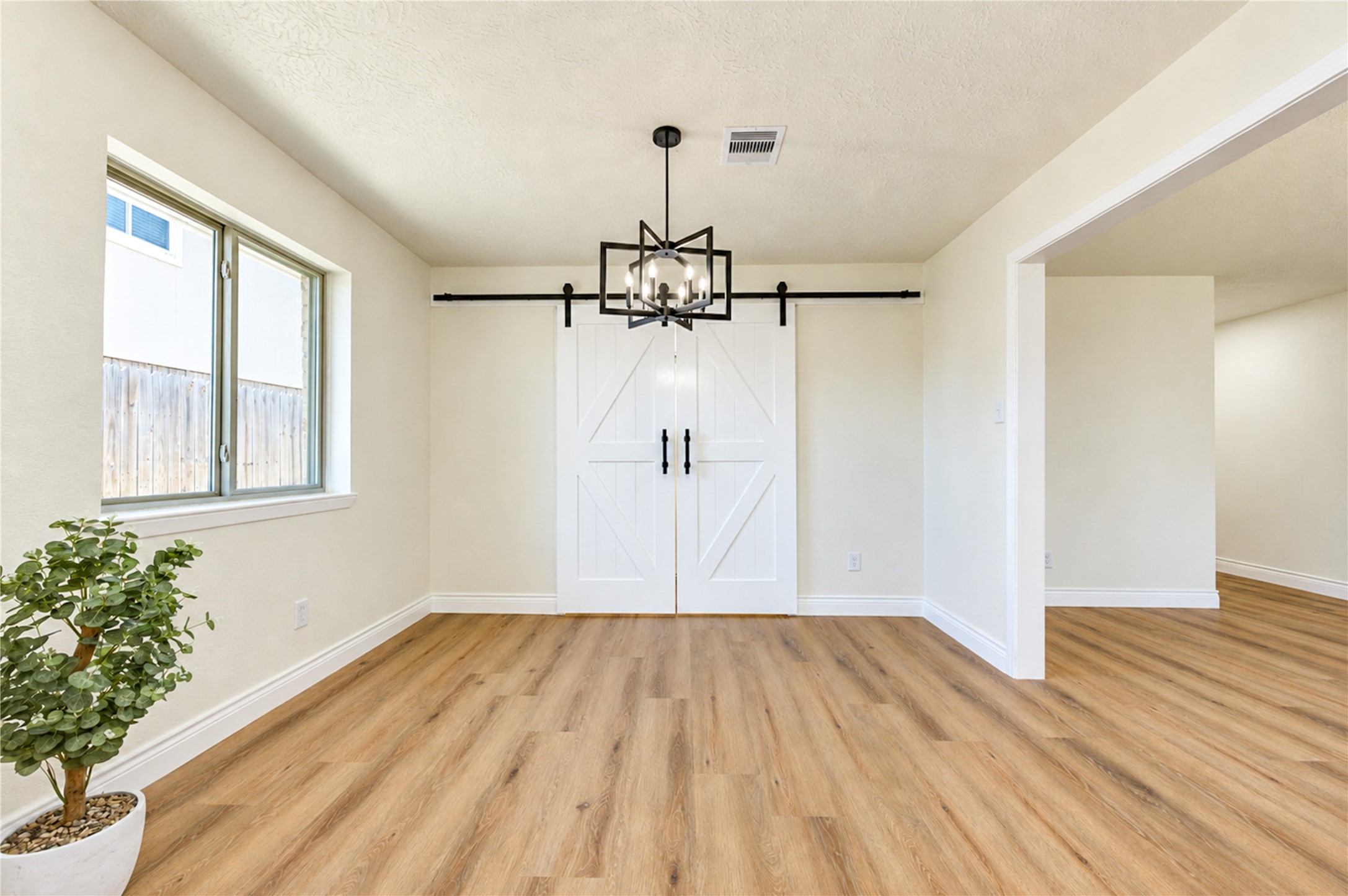 10012 Hummingbird Street, La Porte, TX 77571