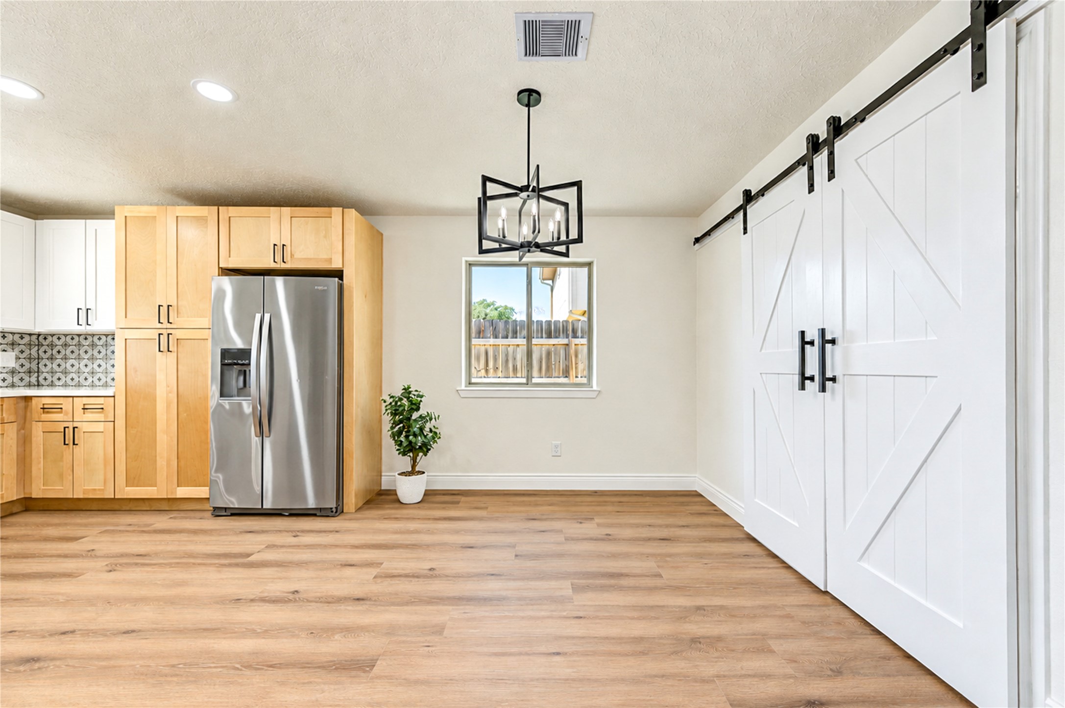 10012 Hummingbird Street, La Porte, TX 77571