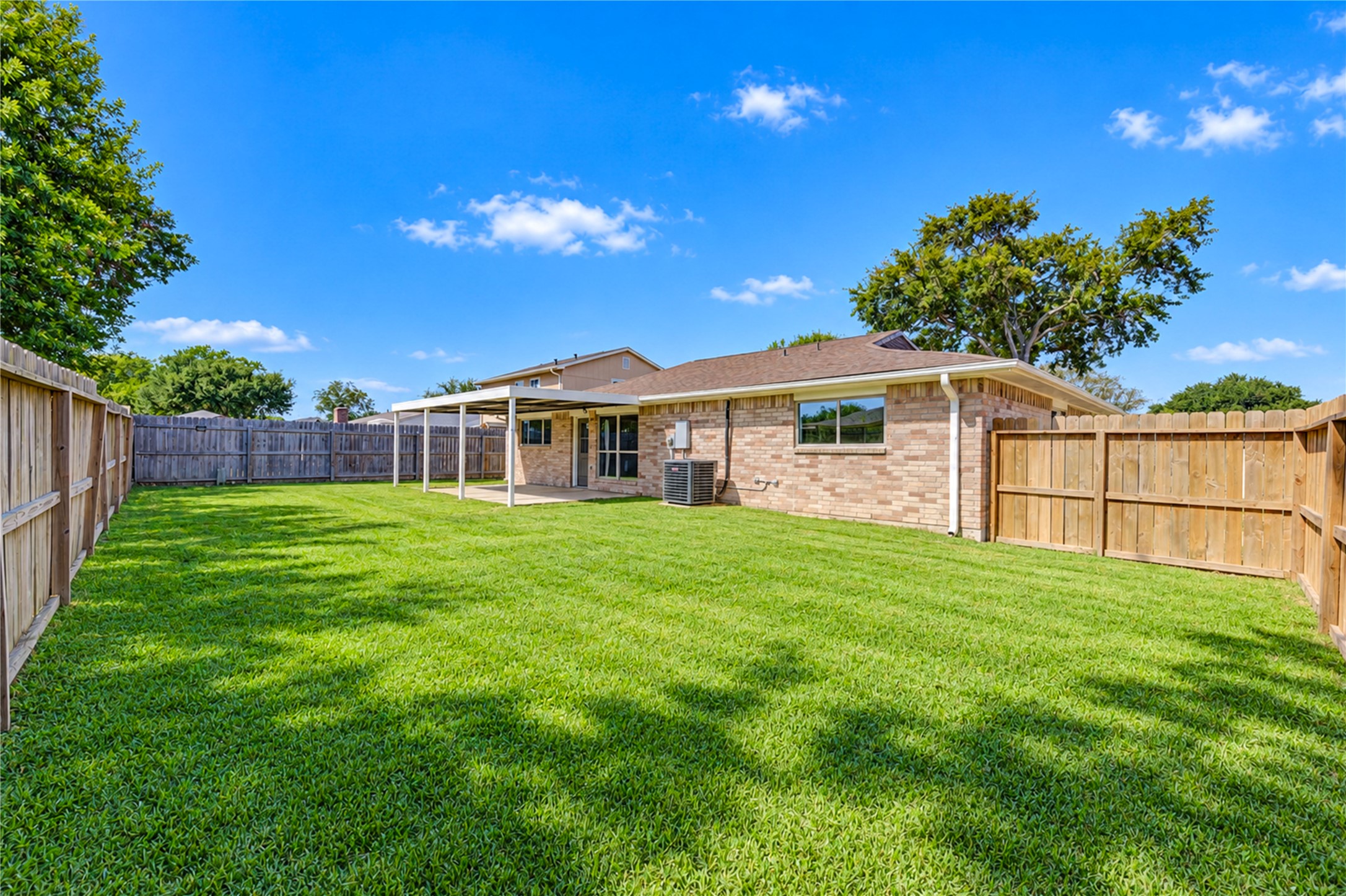 10012 Hummingbird Street, La Porte, TX 77571