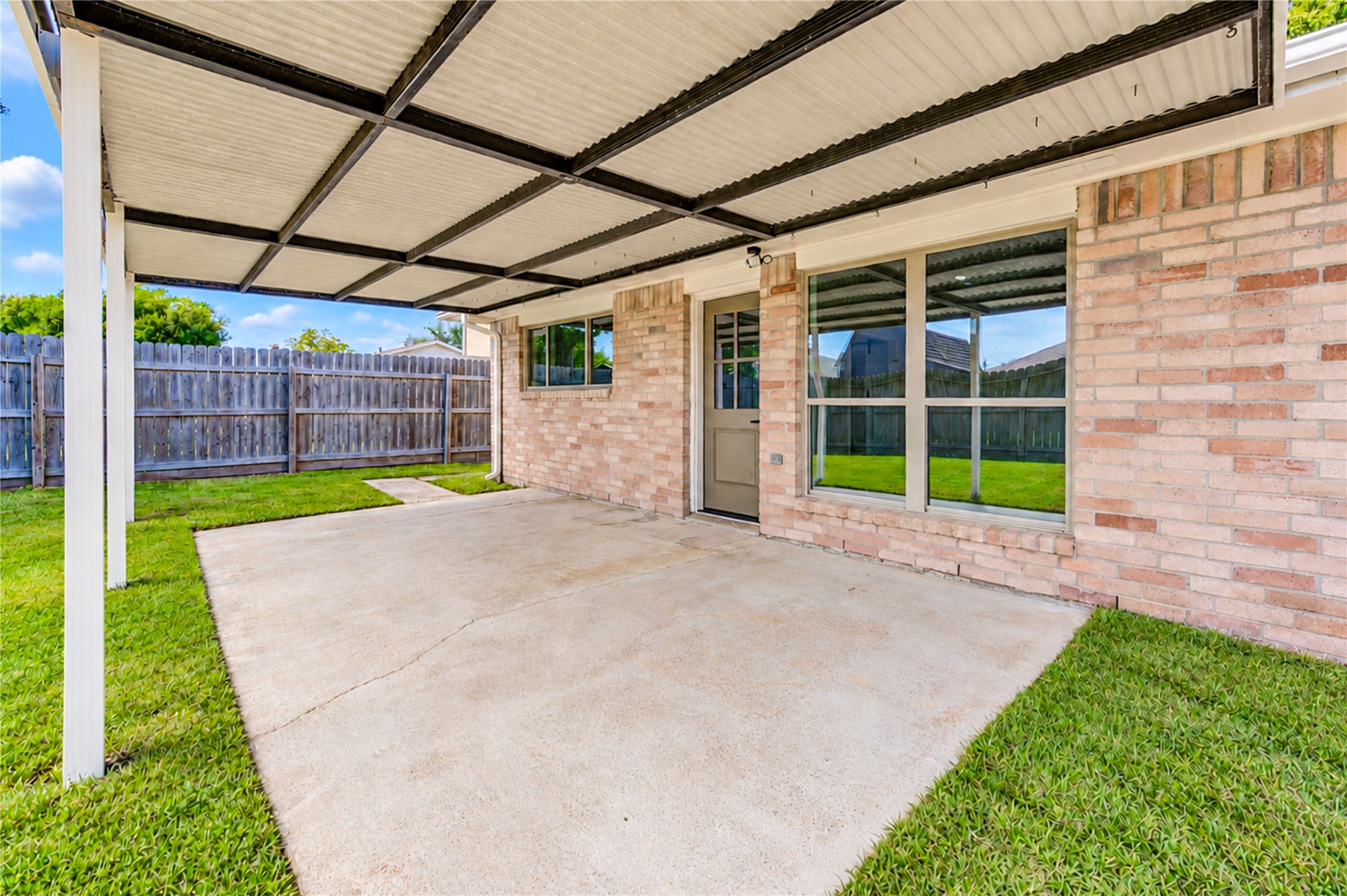 10012 Hummingbird Street, La Porte, TX 77571