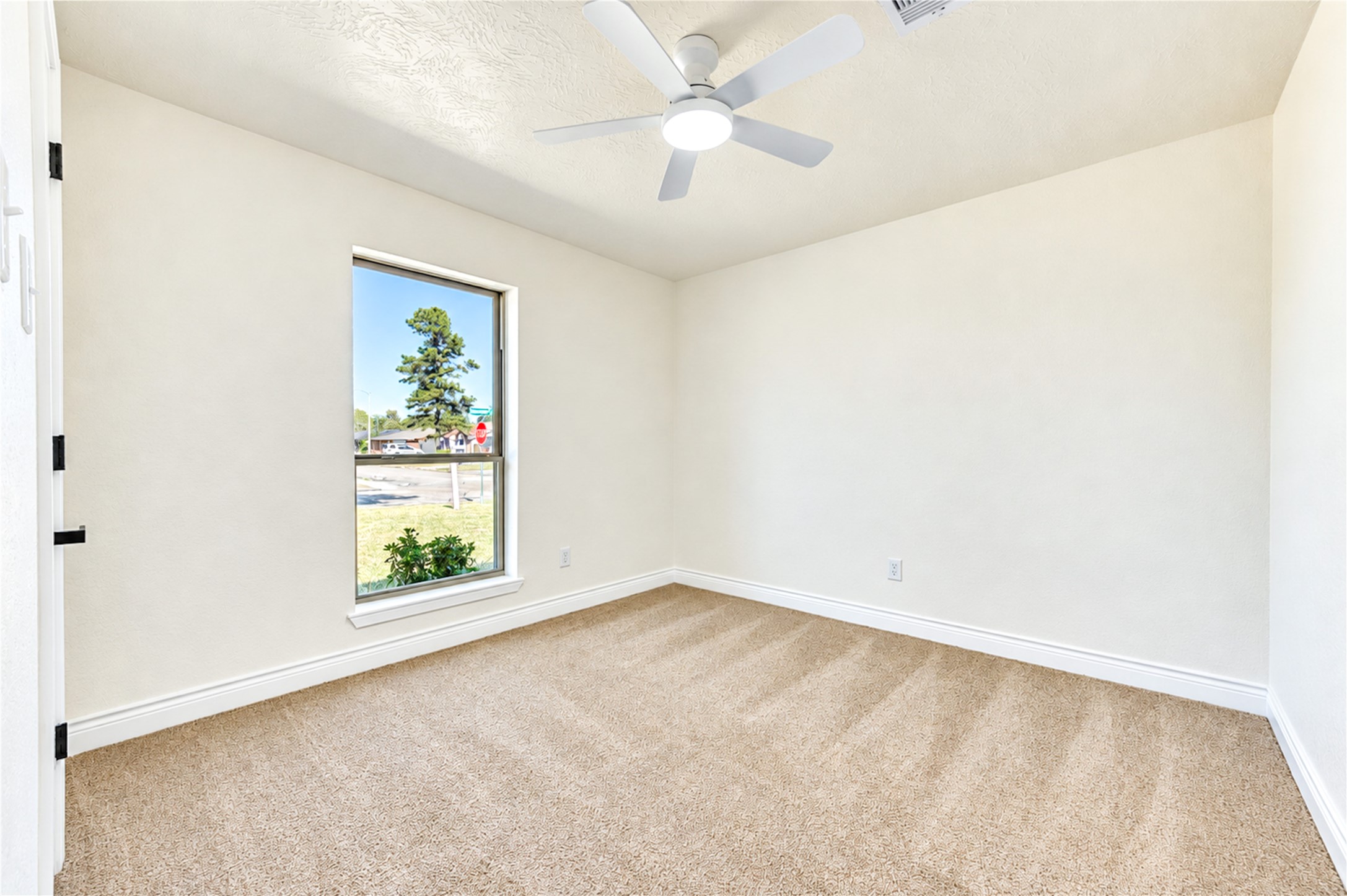 10012 Hummingbird Street, La Porte, TX 77571