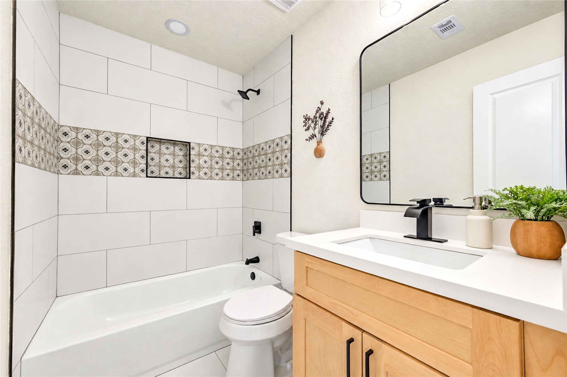 10012 Hummingbird Street, La Porte, TX 77571