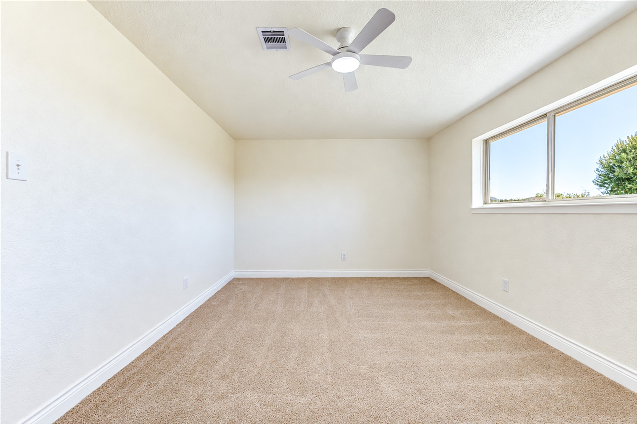 10012 Hummingbird Street, La Porte, TX 77571
