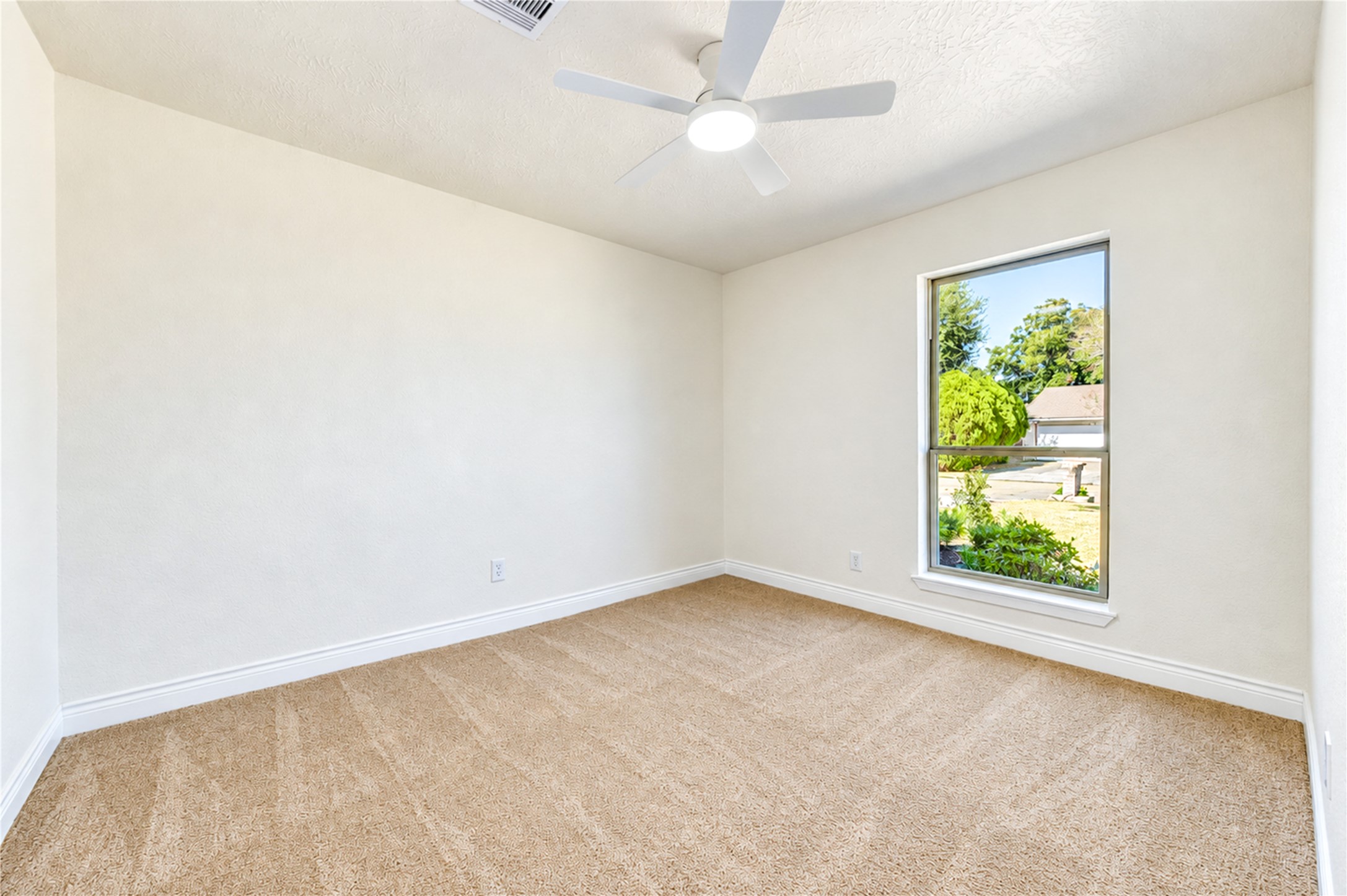 10012 Hummingbird Street, La Porte, TX 77571