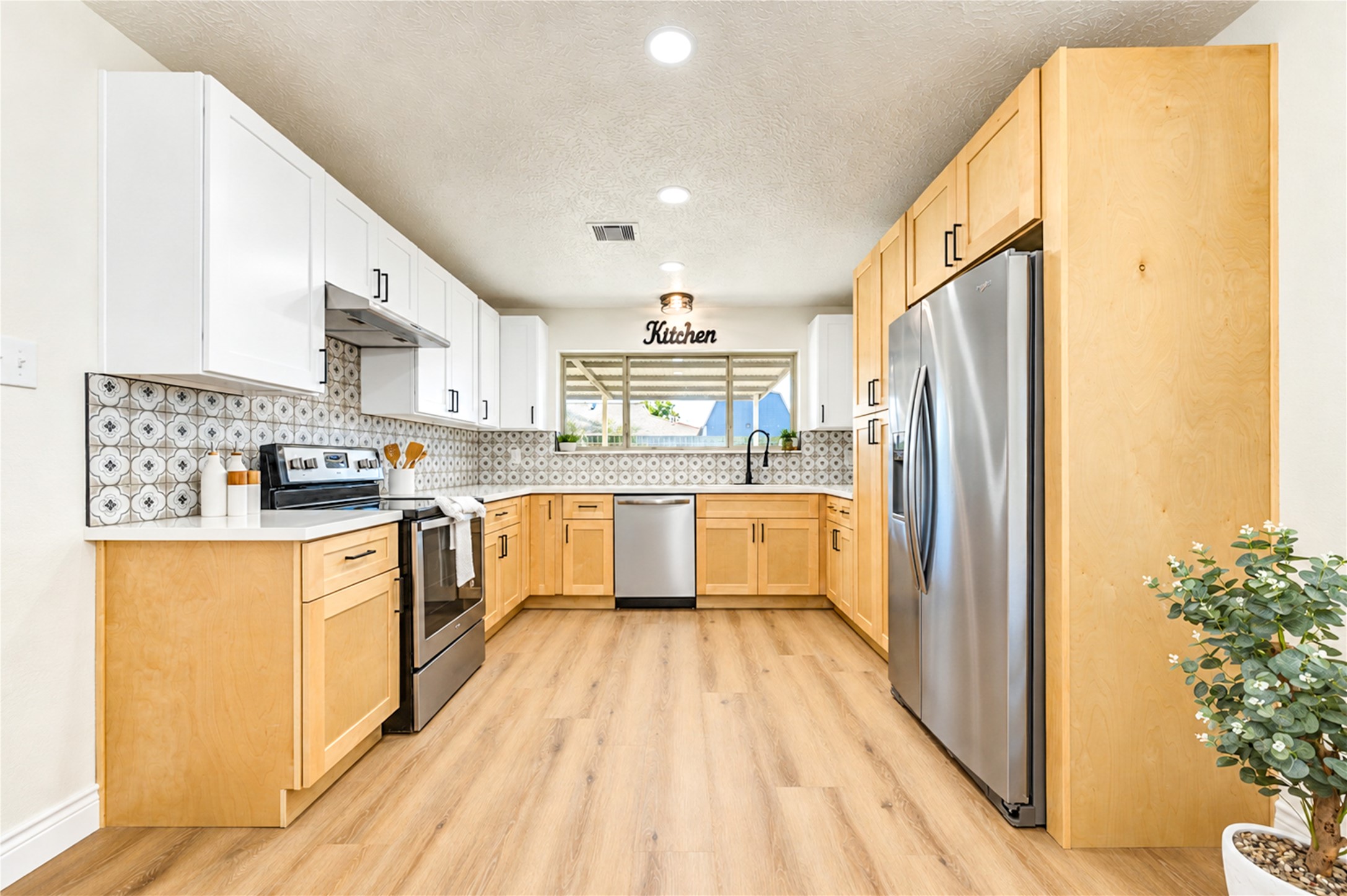 10012 Hummingbird Street, La Porte, TX 77571