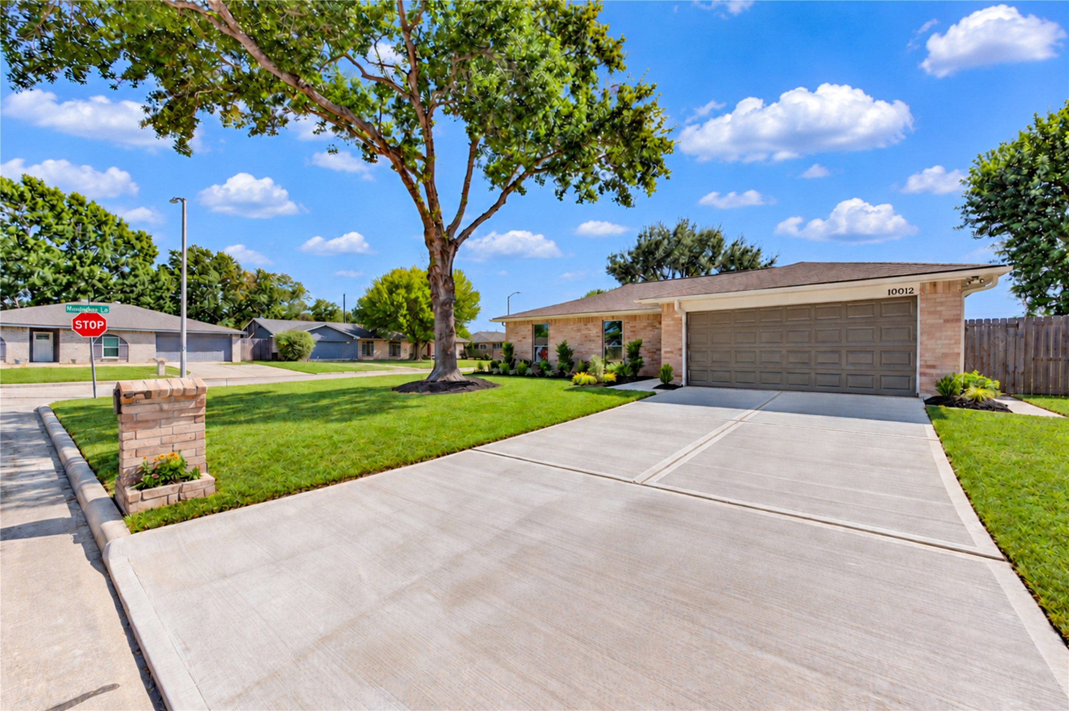 10012 Hummingbird Street, La Porte, TX 77571 10012 Hummingbird Street, La Porte, TX 77571