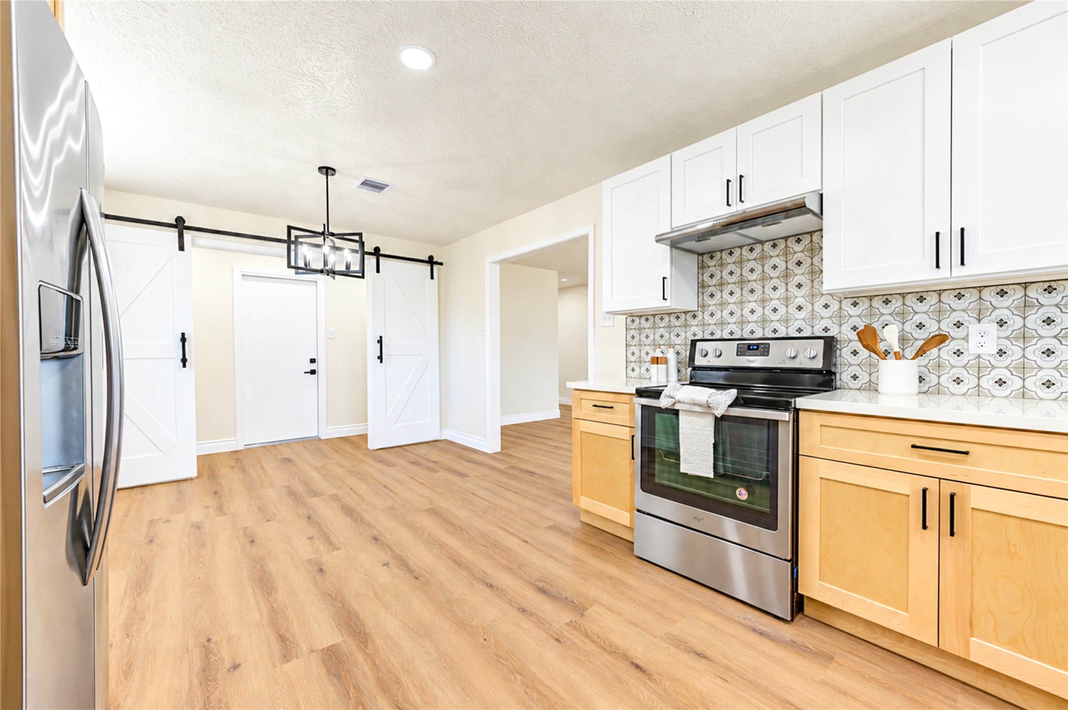 10012 Hummingbird Street, La Porte, TX 77571