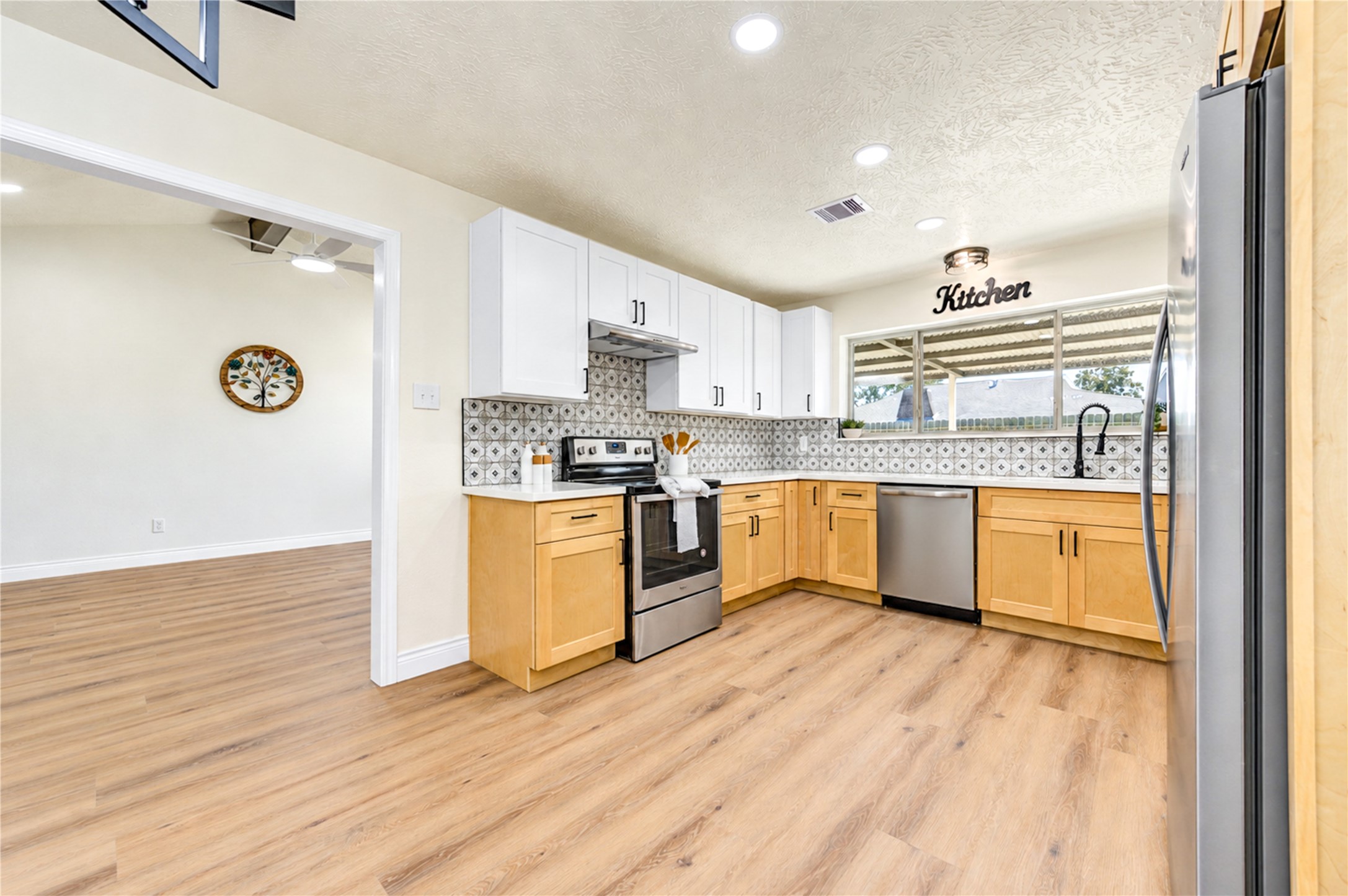10012 Hummingbird Street, La Porte, TX 77571