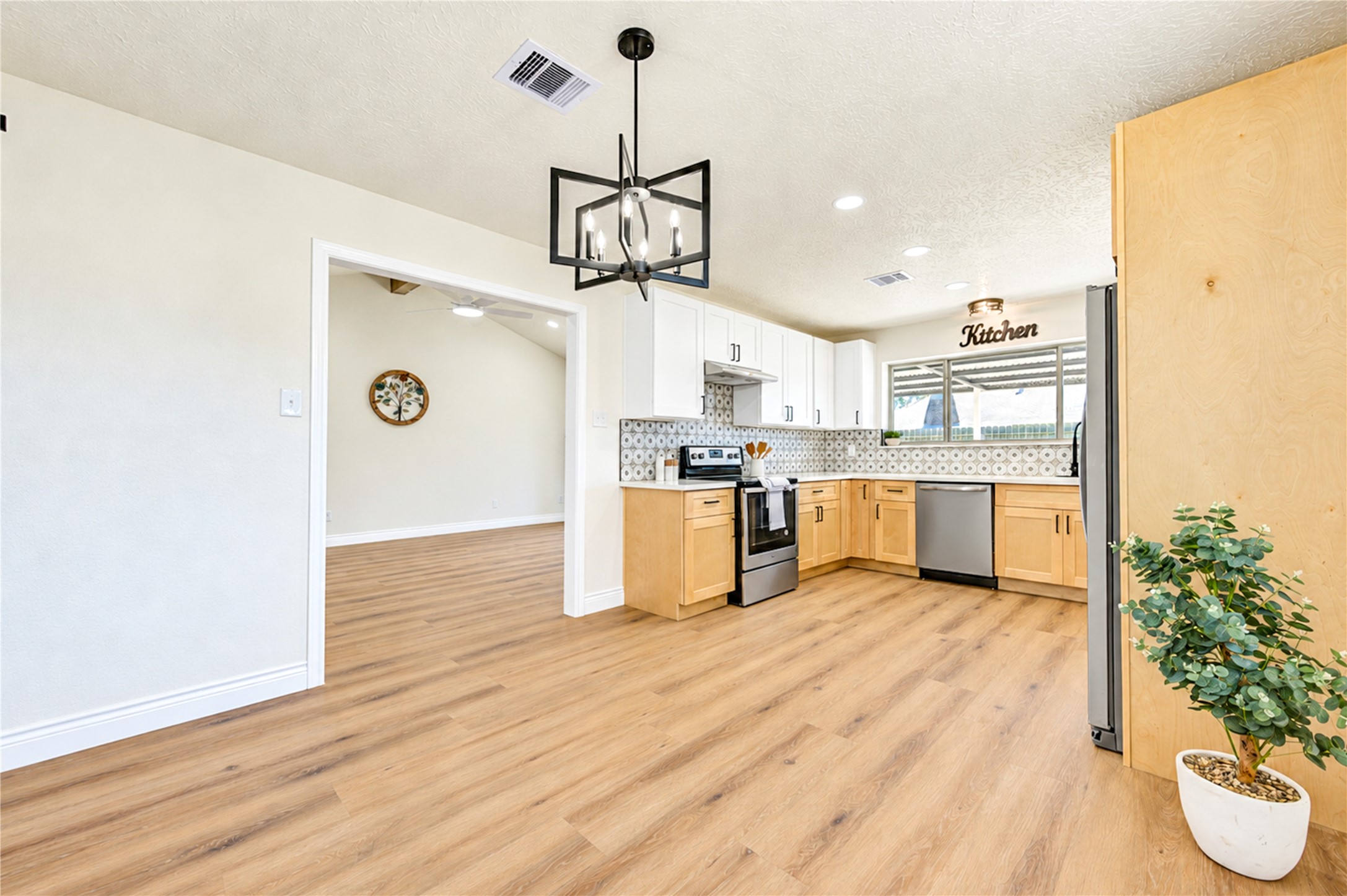10012 Hummingbird Street, La Porte, TX 77571