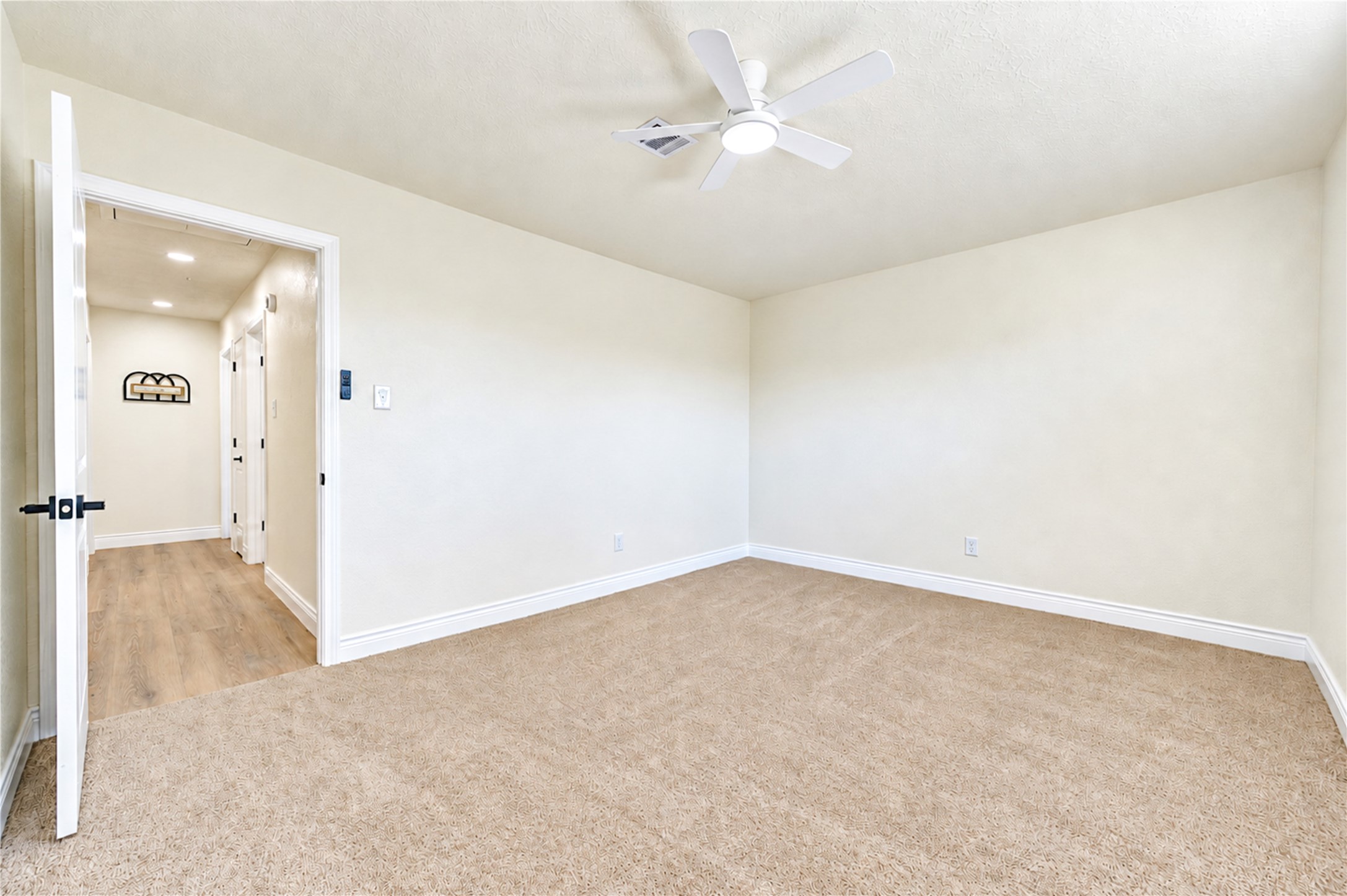 10012 Hummingbird Street, La Porte, TX 77571
