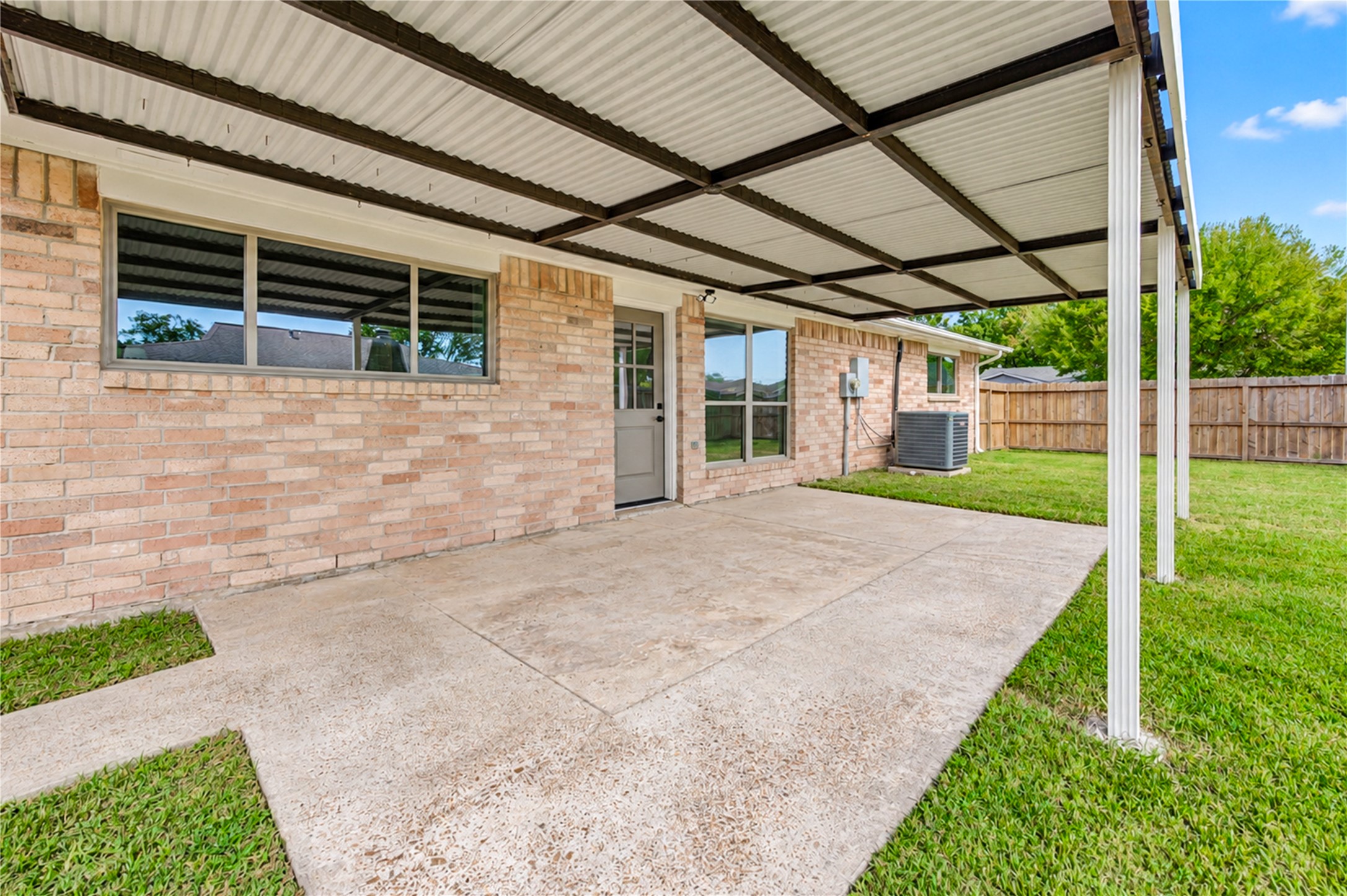 10012 Hummingbird Street, La Porte, TX 77571
