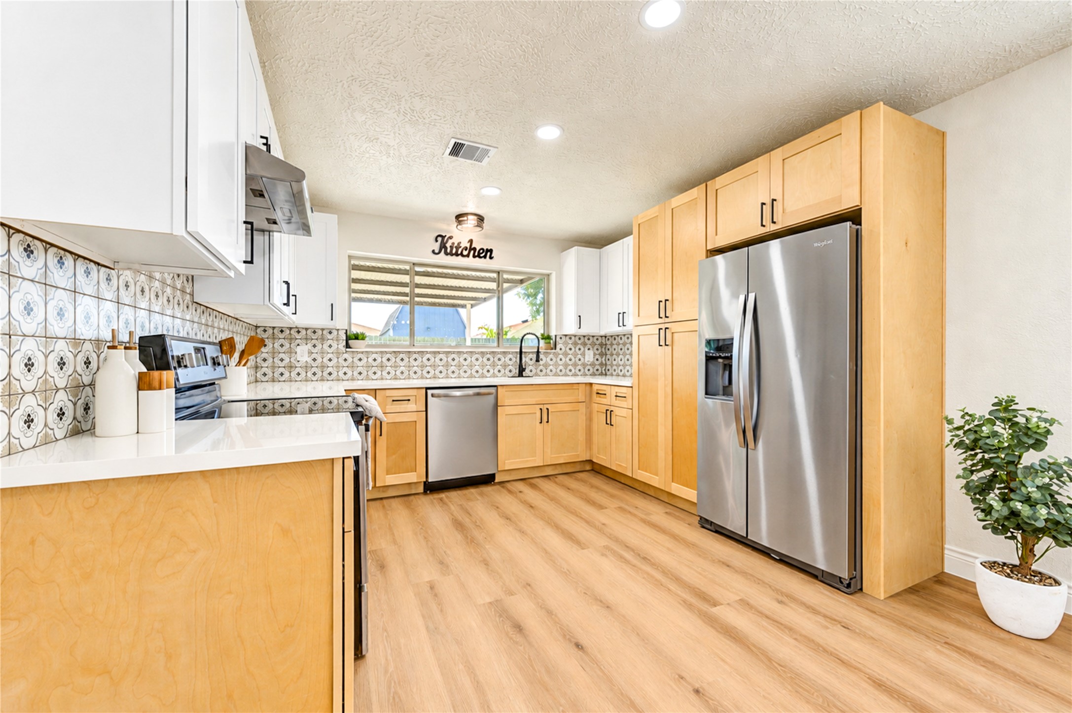 10012 Hummingbird Street, La Porte, TX 77571