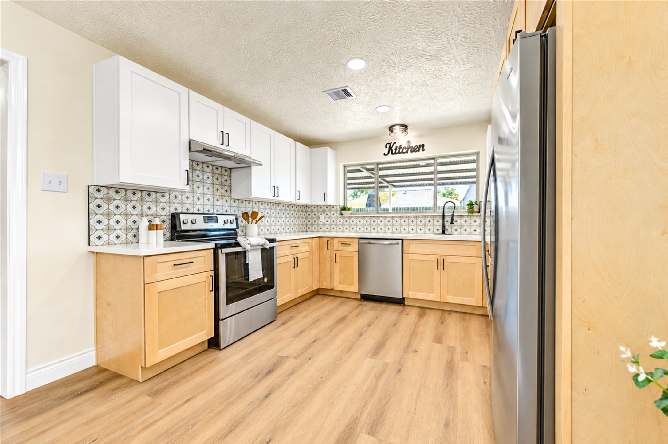 10012 Hummingbird Street, La Porte, TX 77571