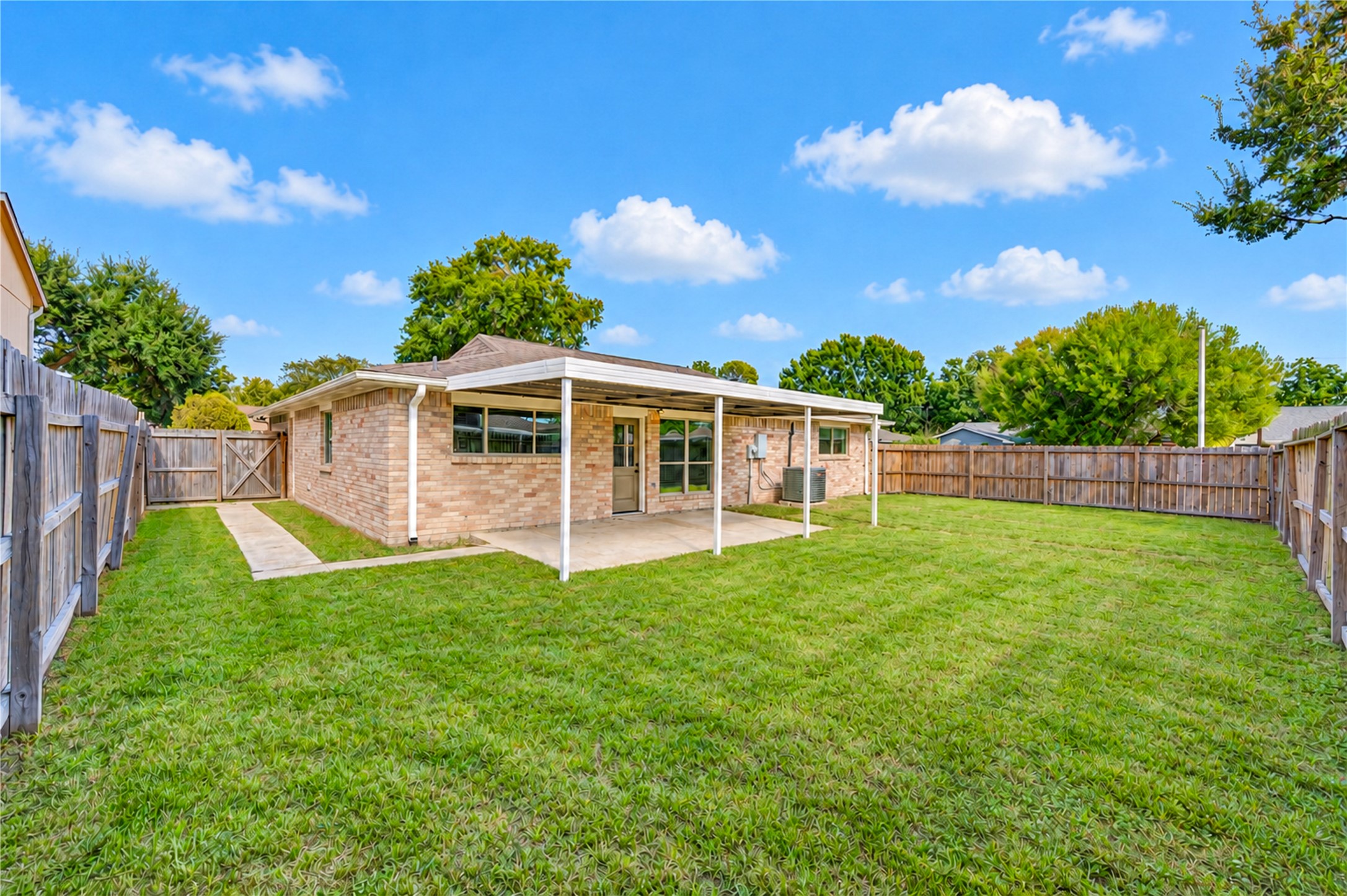 10012 Hummingbird Street, La Porte, TX 77571