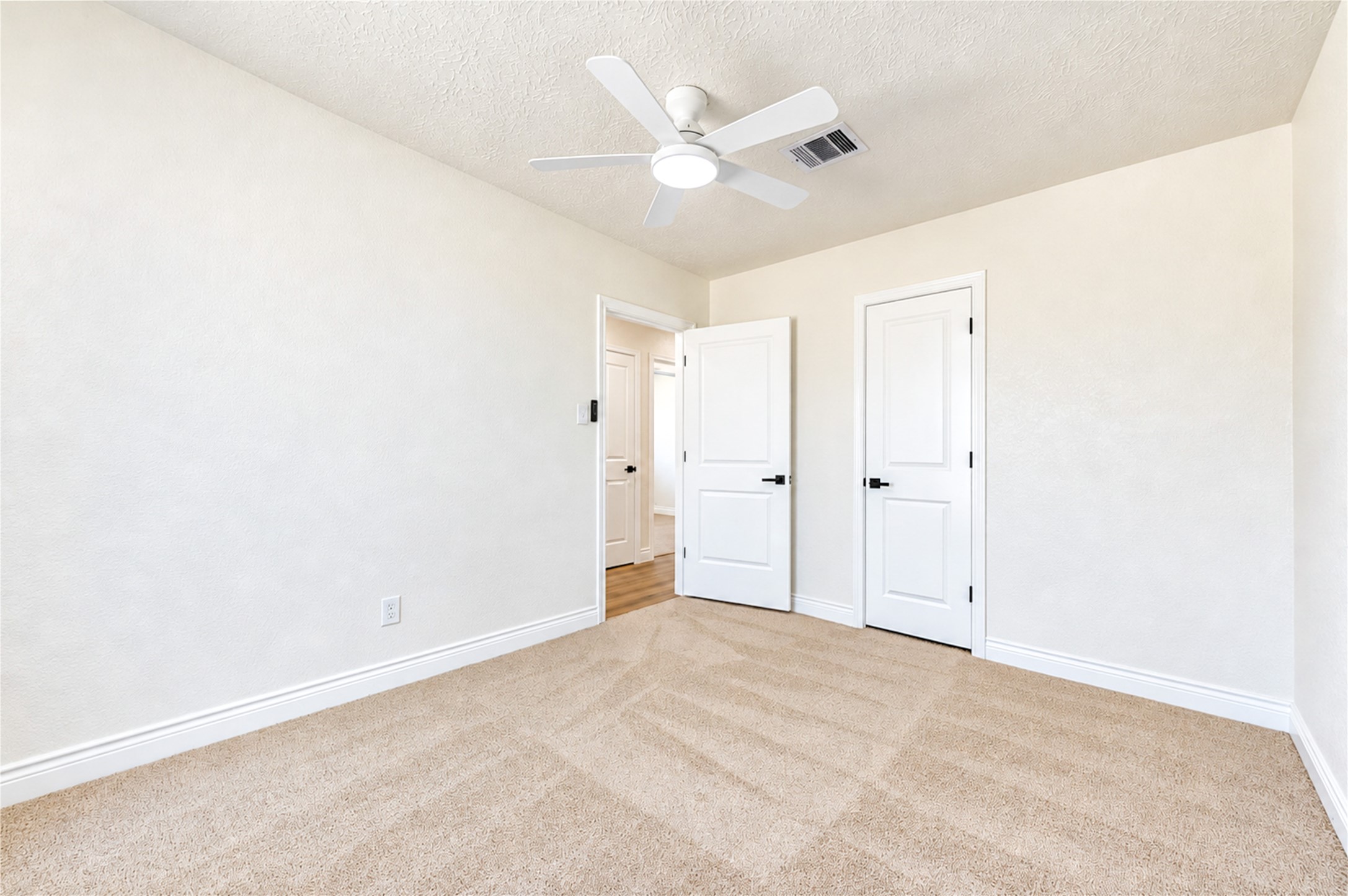 10012 Hummingbird Street, La Porte, TX 77571