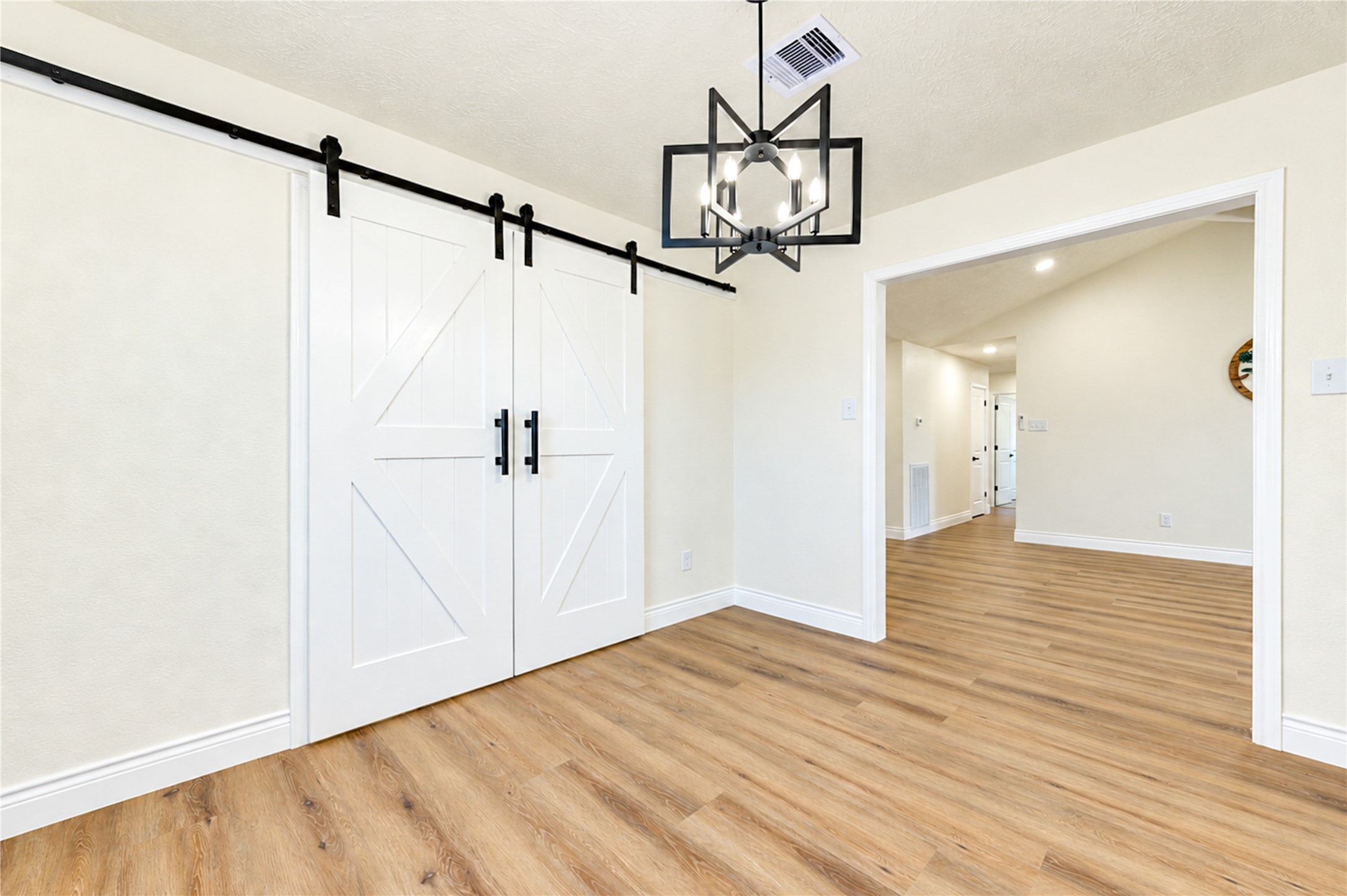 10012 Hummingbird Street, La Porte, TX 77571